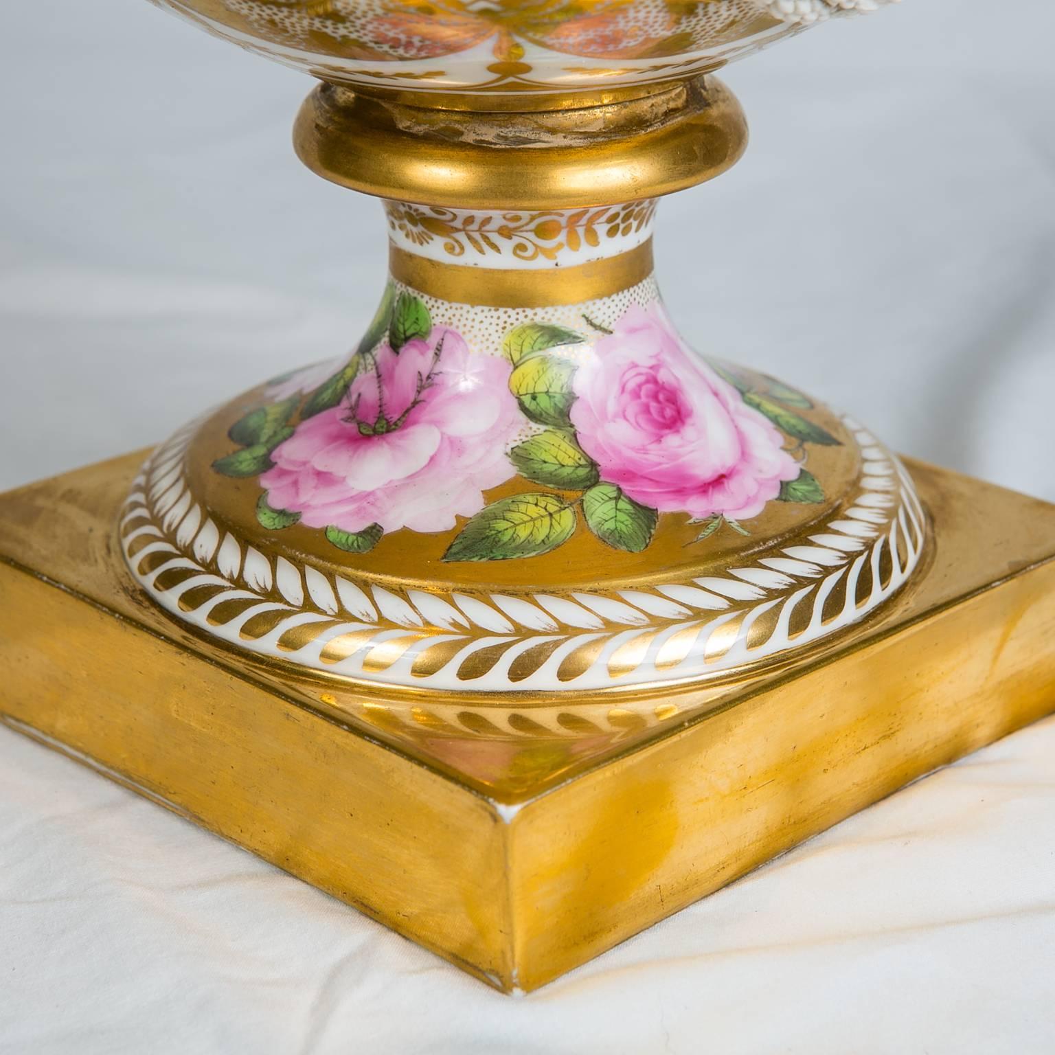 Urne ancienne en porcelaine Spode fabriquée en Angleterre vers 1810 en vente 3