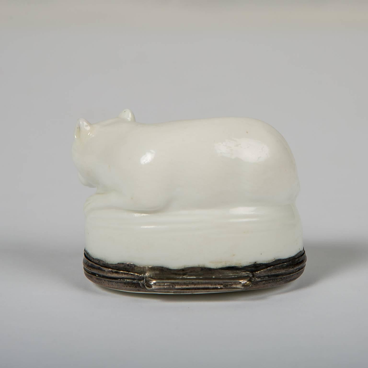 A rare mid-18th century French porcelain snuff box naturalistically modeled as a dog, possibly a pit bull, with fine lines delineating the dog's fur along the sides. The Mennecy Porcelain Manufactory was one of the first French porcelain factories.
