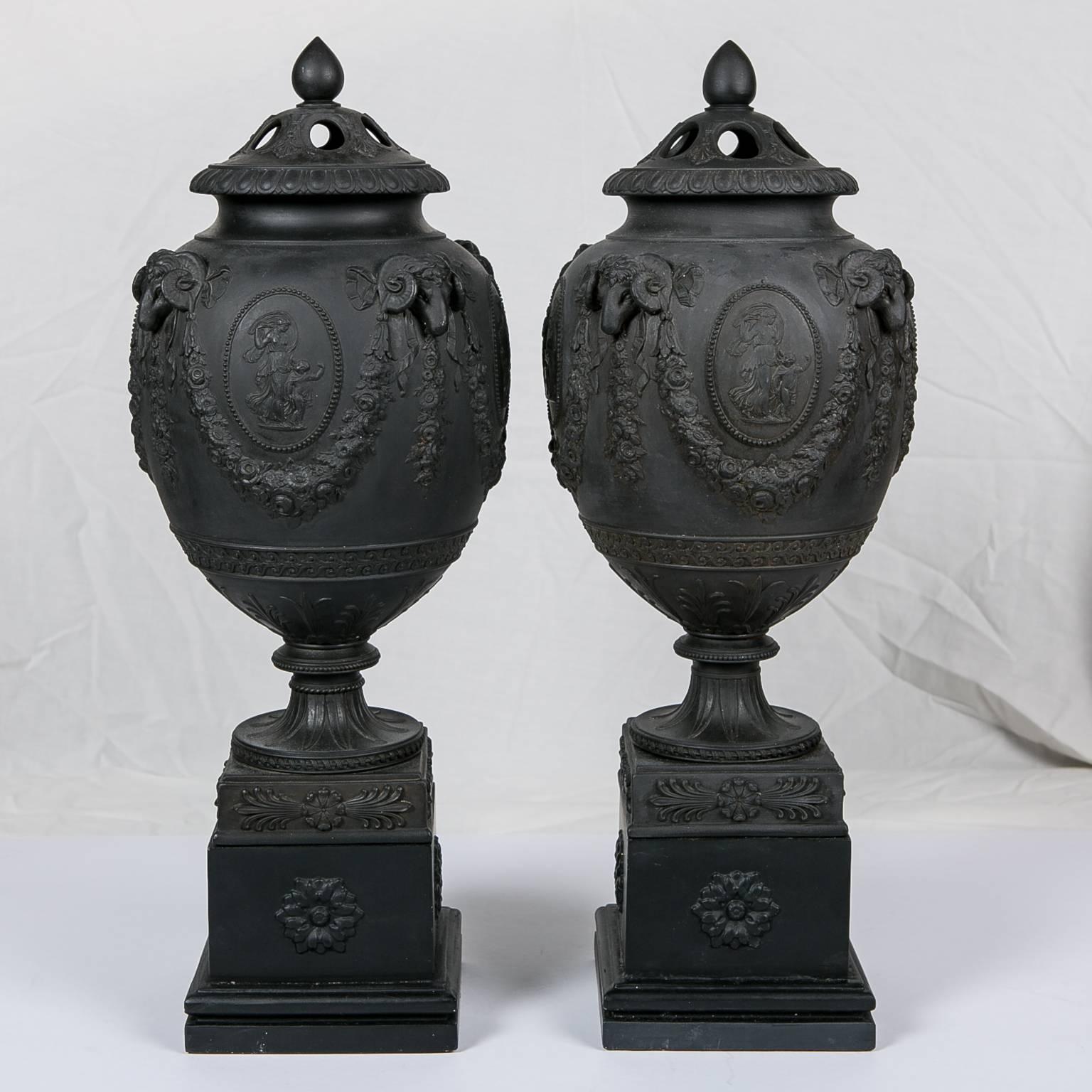 Wedgwood Black Basalt Urns Made in England circa 1820 In Excellent Condition In Katonah, NY