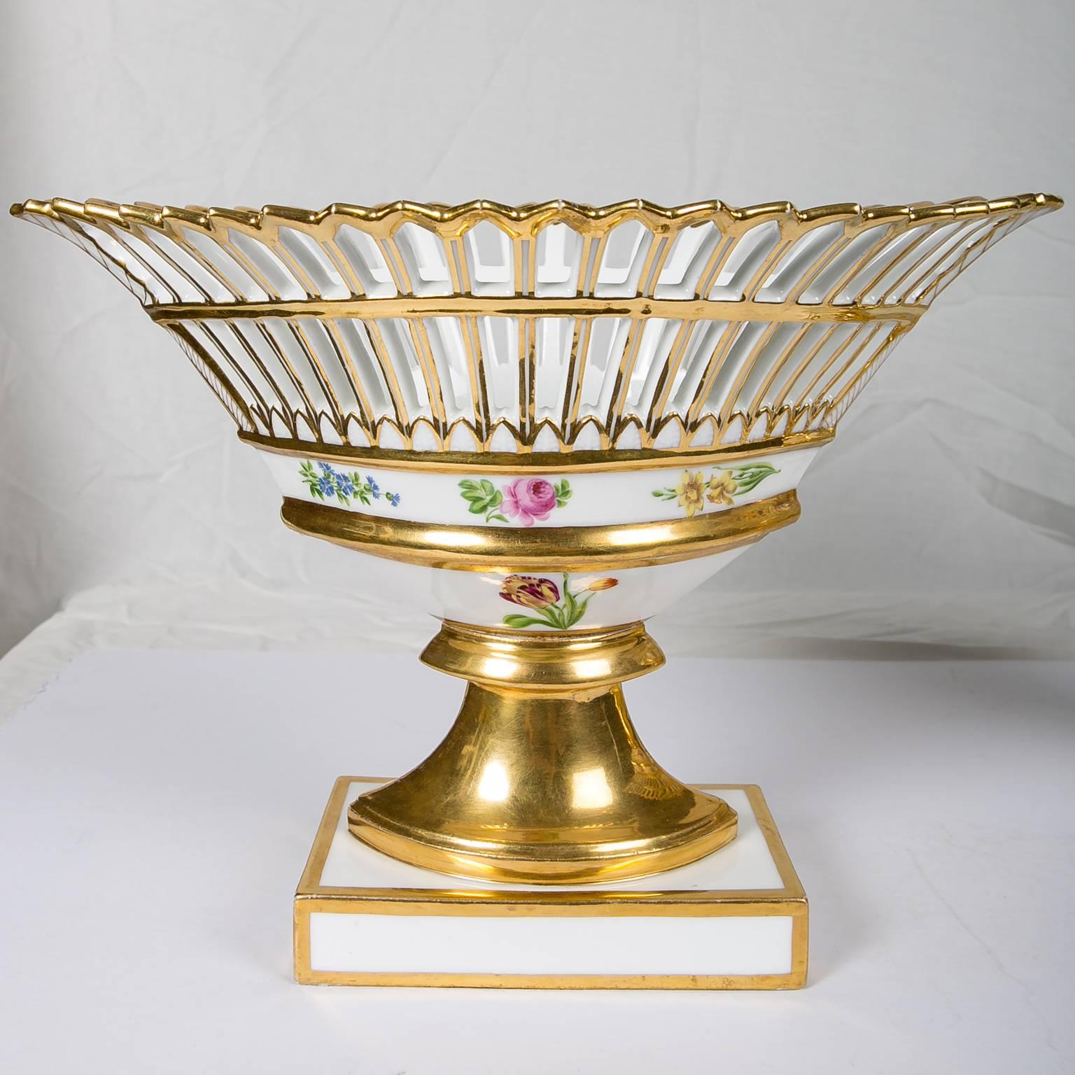 Antique French Porcelain Baskets 'Corbeilles' Gilded Mid-19th Century In Excellent Condition In Katonah, NY
