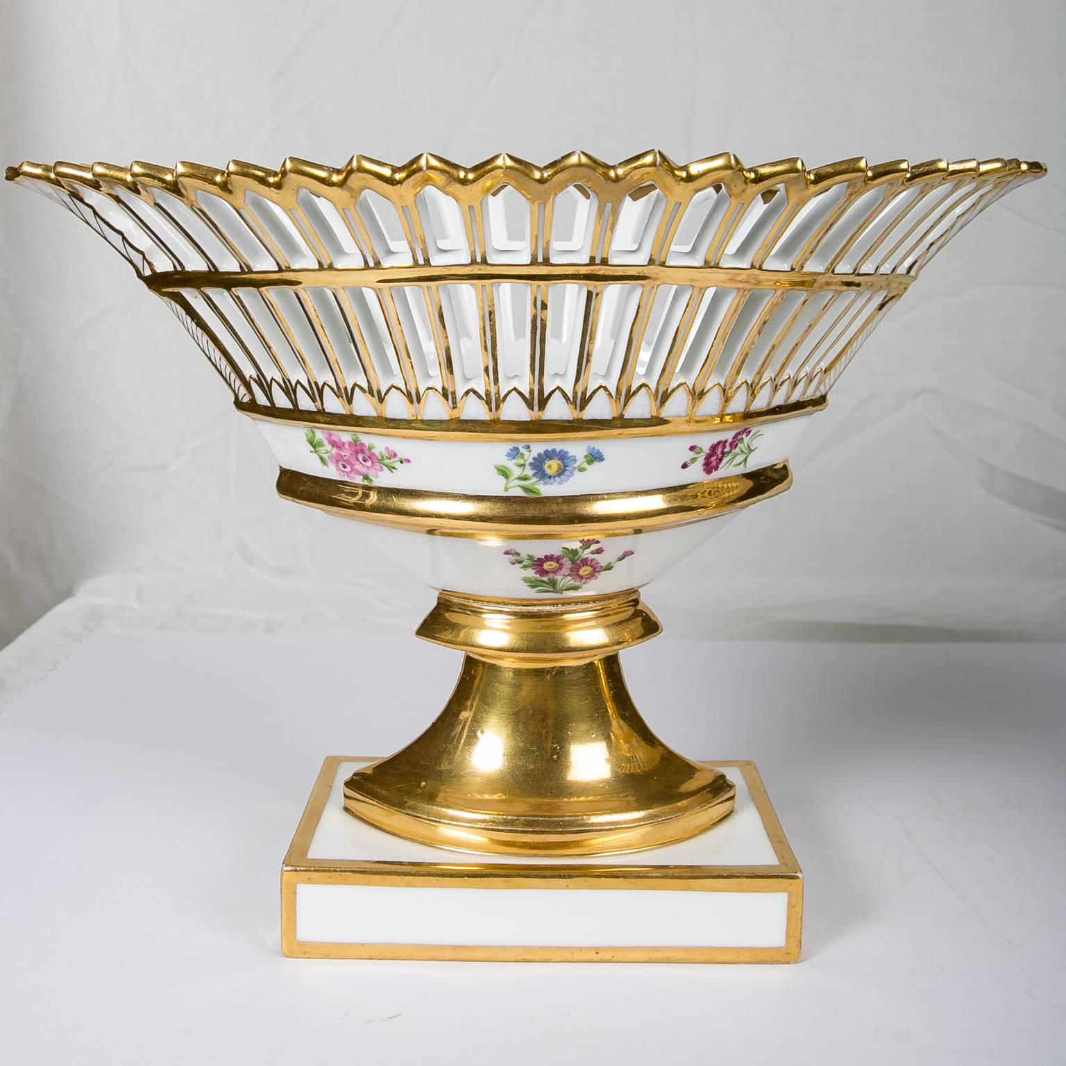 Französische vergoldete Porzellankörbe „Corbeilles“ aus der Mitte des 19. Jahrhunderts, Paar im Angebot 3