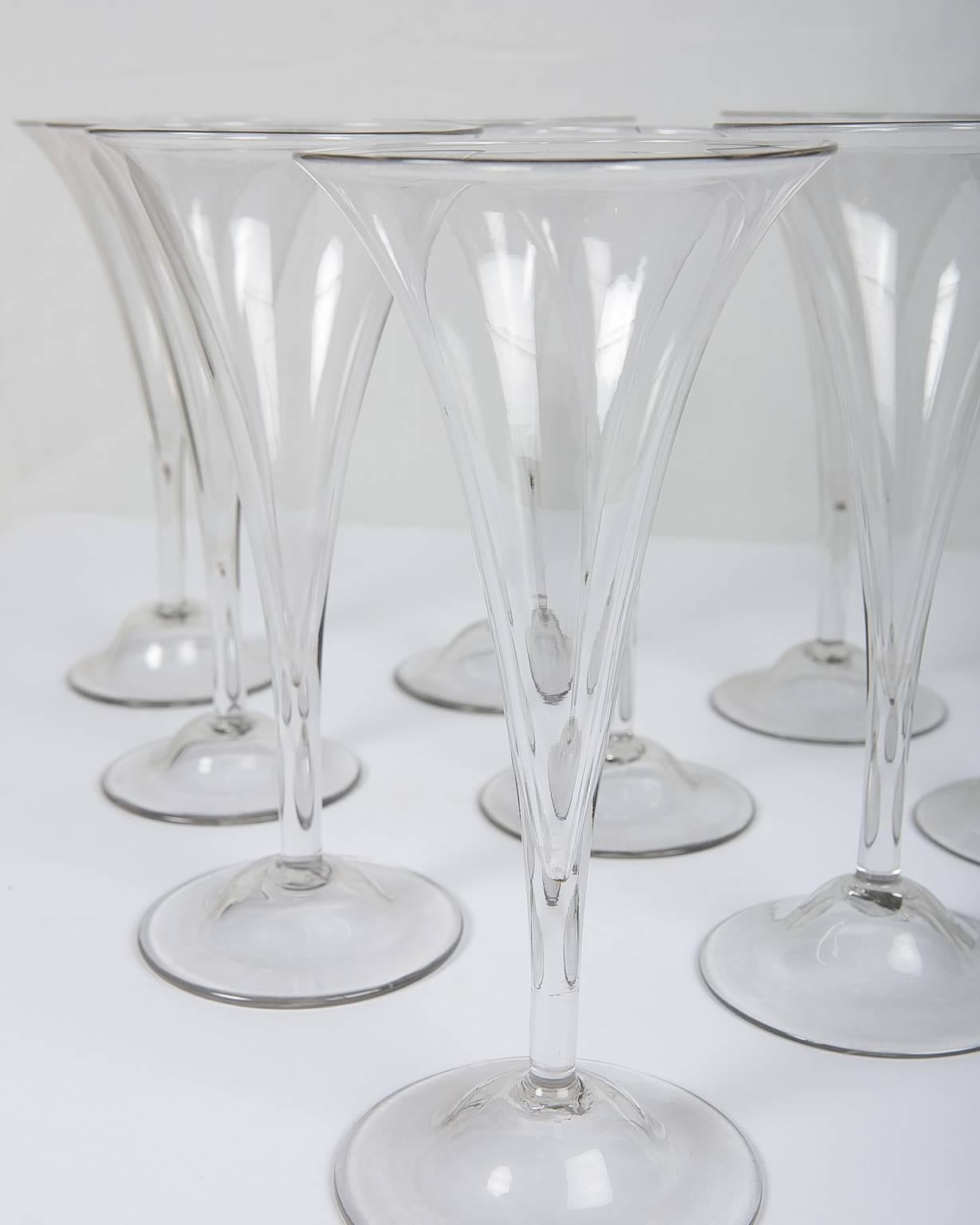 Néoclassique Dix grandes flûtes à champagne anciennes en verre soufflé à la main Angleterre 18ème siècle vers 1760 en vente