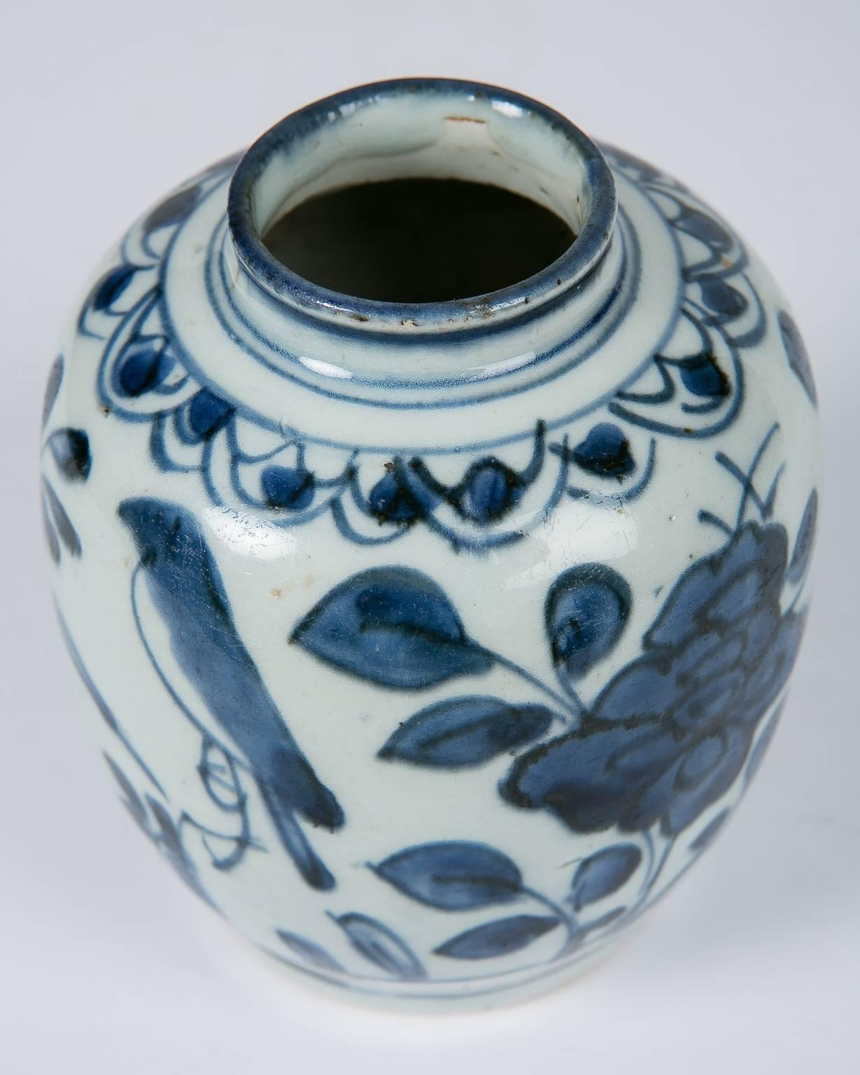 Chinese Blue and White Small Zhangzhou Porcelain Vase Made circa 1590 In Excellent Condition In Katonah, NY
