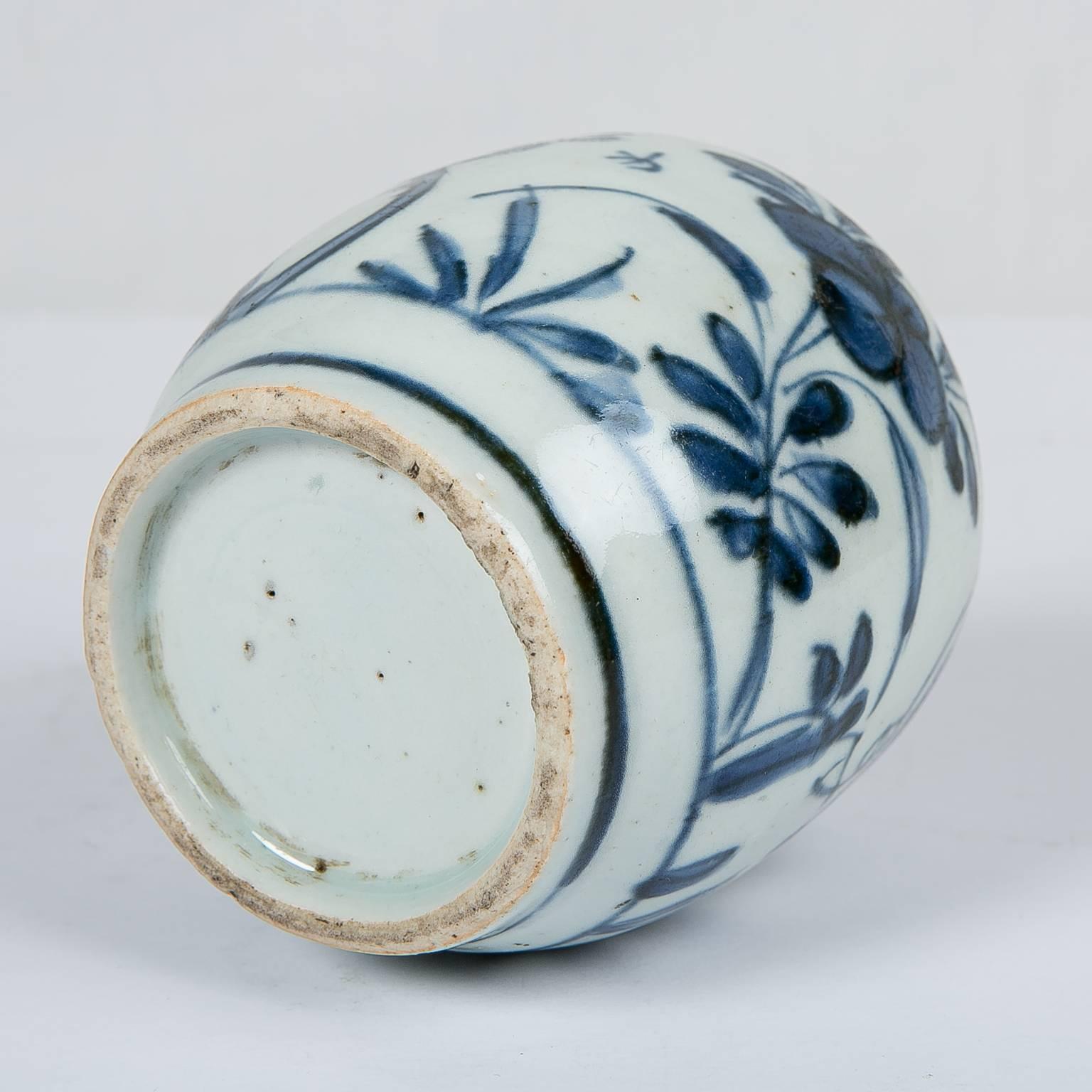 18th Century and Earlier Chinese Blue and White Small Zhangzhou Porcelain Vase Made circa 1590