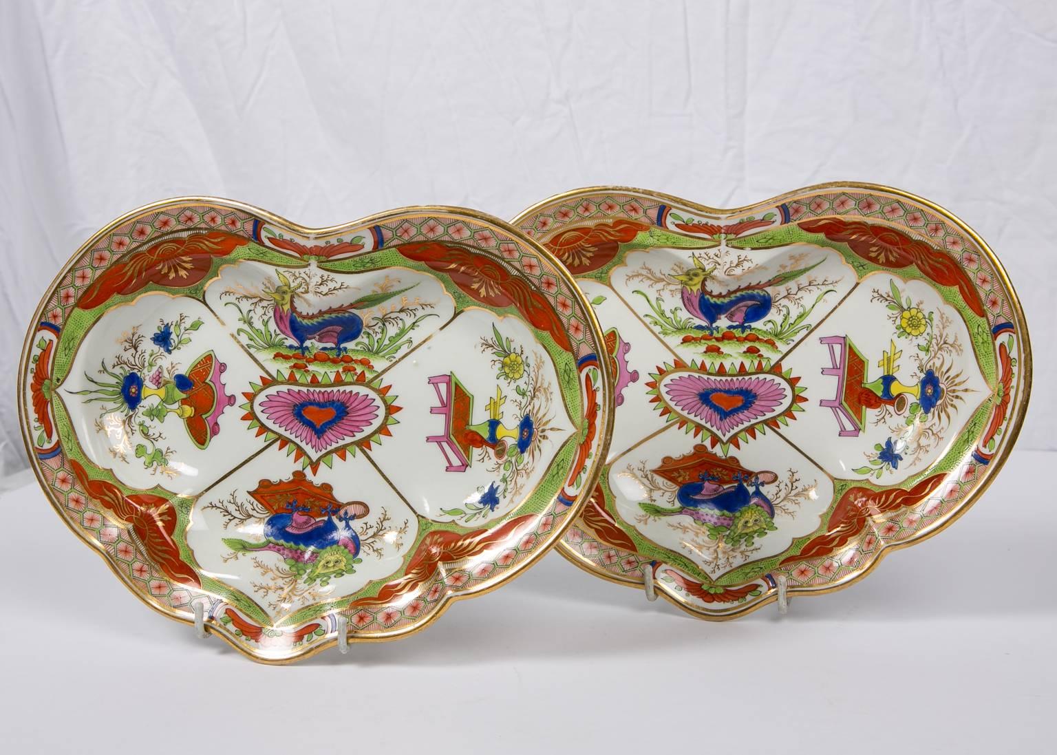 Worcester porcelain dragon in compartments heart shaped dishes pair made by Chamberlains Worcester, circa 1795-1805. The pattern is an exotic English interpretation of Chinese export porcelains from the Kangxi period. The design features four
