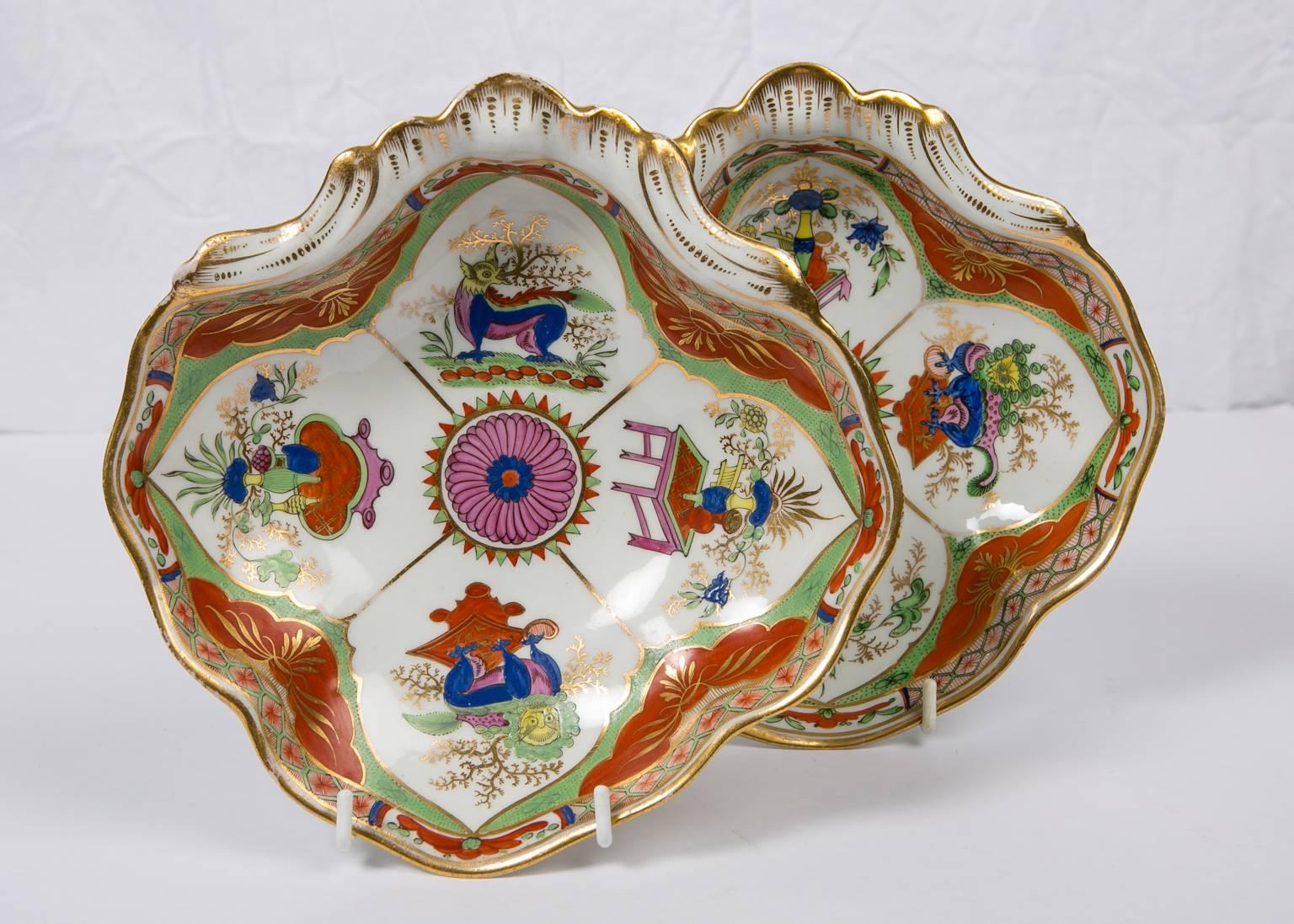 Worcester Bengal tiger a pair of shell shaped dishes. Made by Chamberlains Worcester, the pattern is an exotic English interpretation of Chinese export porcelains from the Kangxi period. The design features four lappet-shaped panels which alternate