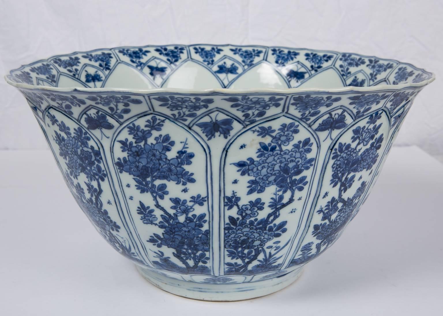 Pair of Antique Chinese Kangxi Blue and White Bowls In Excellent Condition In Katonah, NY