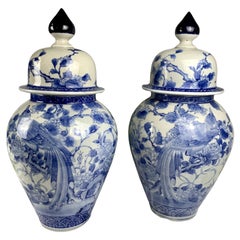 Paire de grandes jarres bleues et blanches du Japon de la période Meiji, vers 1880