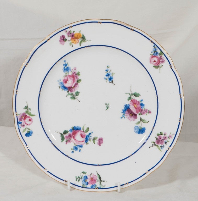 XVIIIe siècle Douzaine de plats en porcelaine de Sèvres