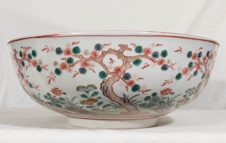 Made in Arita using the characteristics of the Kakiemon decorative style. The  decoration is of high quality, delicate, and with a symmetric well-balanced design. Soft colors of green, light blue, orange, and gold convey a warm and appealing