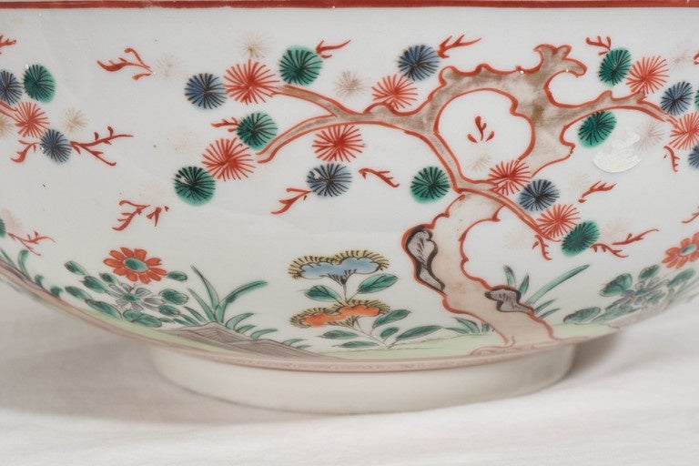 A Large 19th Century Japanese Bowl with Kakiemon Decoration In Excellent Condition In Katonah, NY