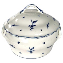 Französische Suppenterrine aus blau-weißem Porzellan, „Arras Bleu d’Arras“, um 1780