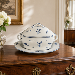 Französische blau-weiße Porzellan-Suppenterrine mit Ständer, „Bleu d’Arras“, um 1780
