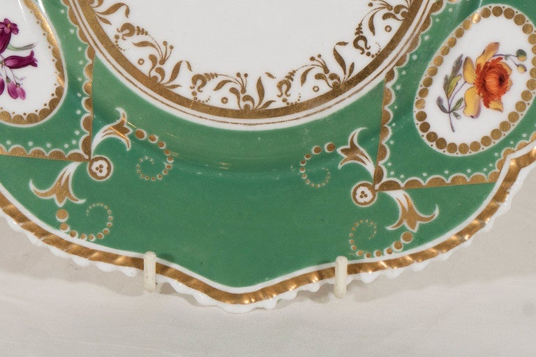 Peint à la main  Assiette armoriée en porcelaine anglaise peinte à la main en forme d'aigle par Industry and Hope en vente