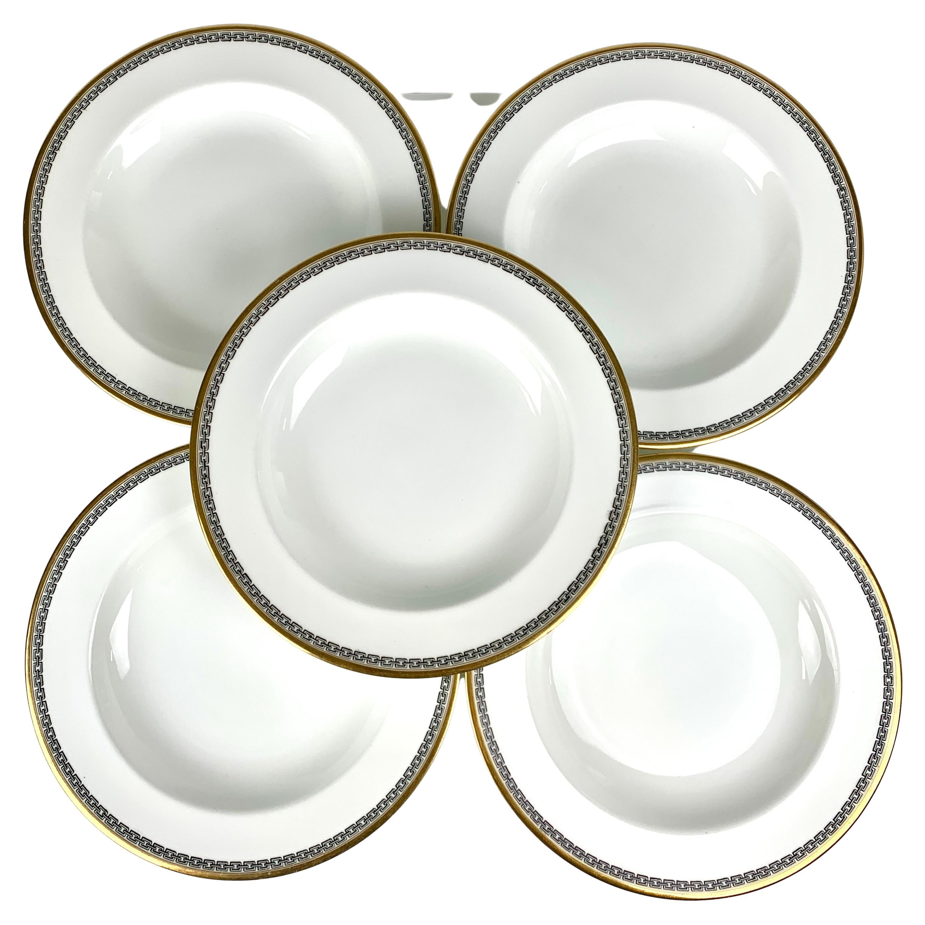 Fabricado por Minton hacia 1860, este juego de una docena de grandes platos hondos de porcelana tiene una elegancia intemporal. El suntuoso dorado del borde complementa a la perfección el diseño clásico de cadenas enlazadas del borde. Los eslabones