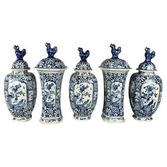 Garniture de Delft hollandaise de cinq pièces bleue et blanche peinte à la main du 18ème siècle vers 1760