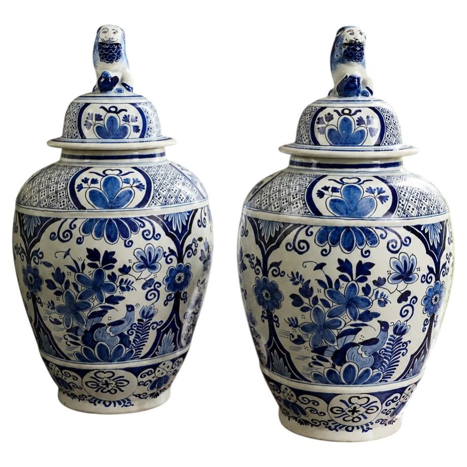 Paire de grandes jarres de Delft bleues et blanches fabriquées par Boch Freres Keramis
