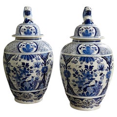 Par de jarras grandes de Delft de Boch Frères, en azul y blanco, pintadas a mano, circa 1922