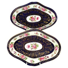 Paire de plats Coalport bleu cobalt doré peints à la main avec des roses Angleterre C-1820