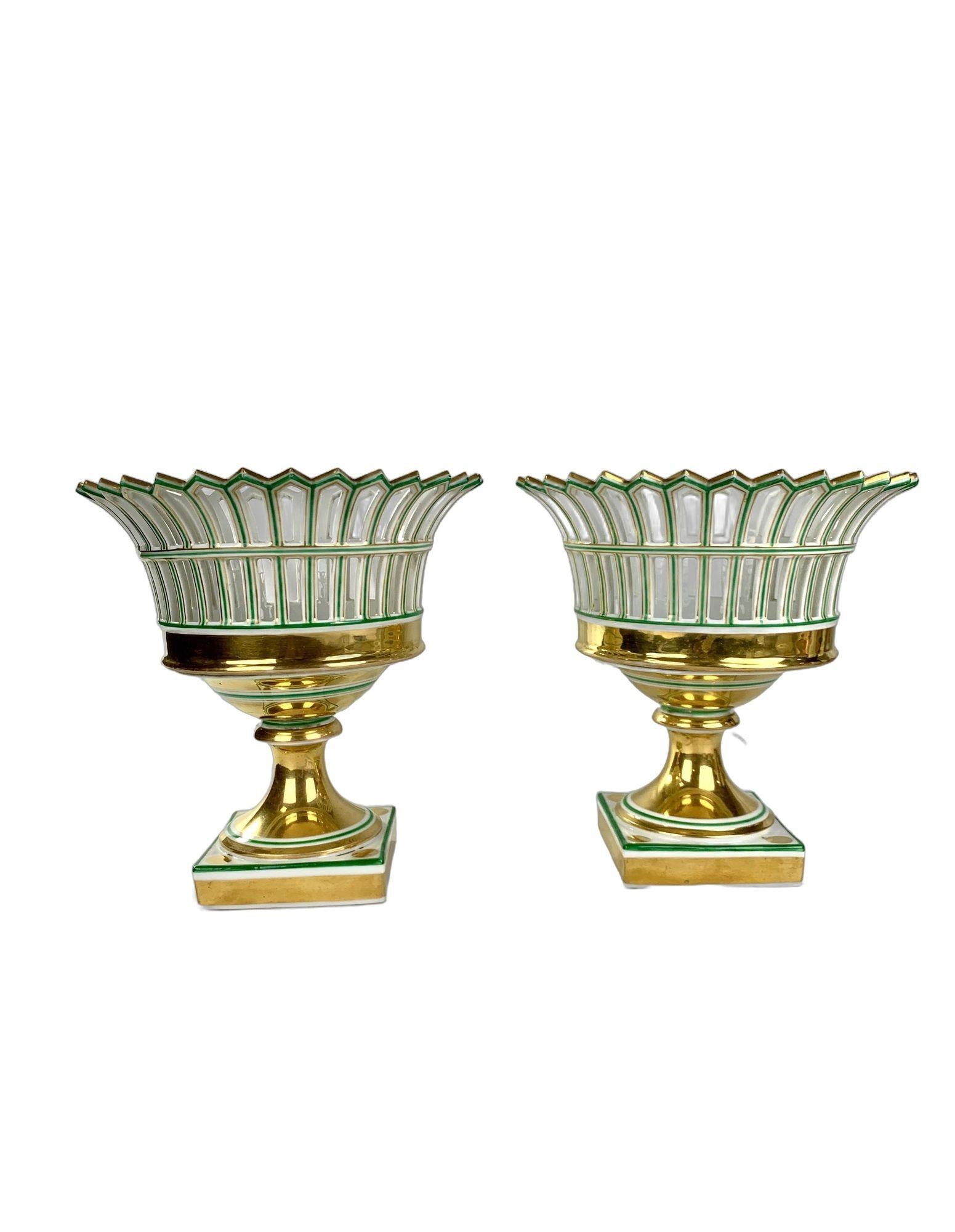 Porcellana Coppia di cestini in porcellana di Parigi con doratura, Francia, CIRCA 1860 in vendita