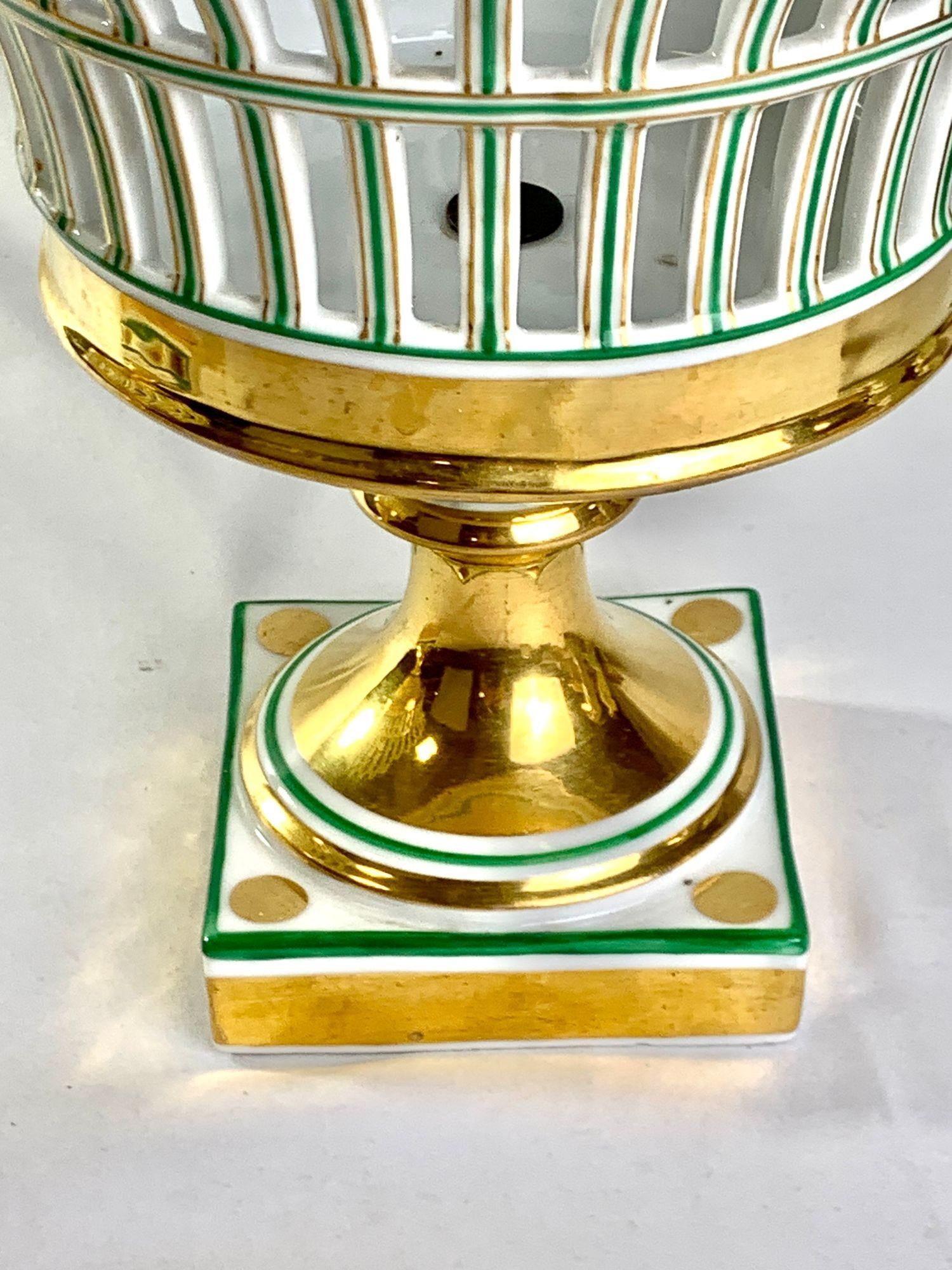 Coppia di cestini in porcellana di Parigi con doratura, Francia, CIRCA 1860 in vendita 1