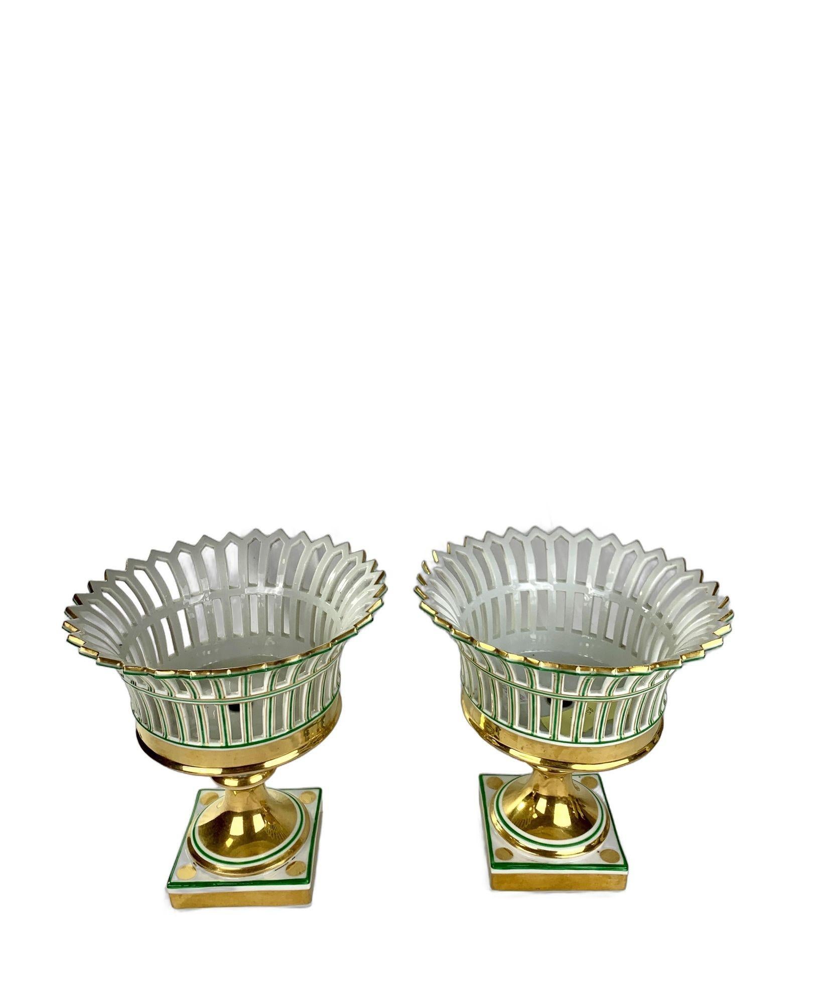 Questa squisita coppia di cesti in porcellana di Parigi è stata realizzata in Francia intorno al 1860.
Ogni cestino presenta un corpo reticolato graziosamente svasato, evidenziato da smalto verde applicato a mano e arricchito da accenti dorati
