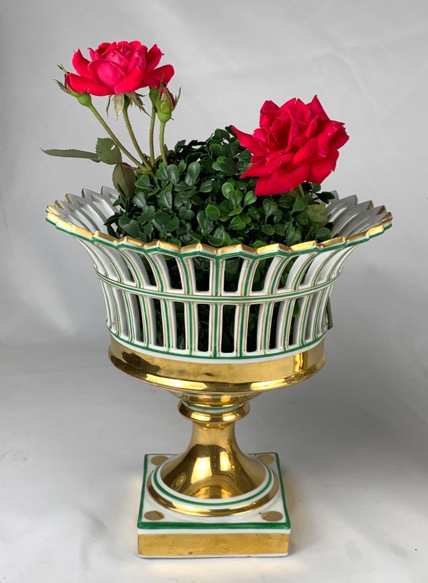 Neoclassico Coppia di cestini in porcellana di Parigi con doratura, Francia, CIRCA 1860 in vendita
