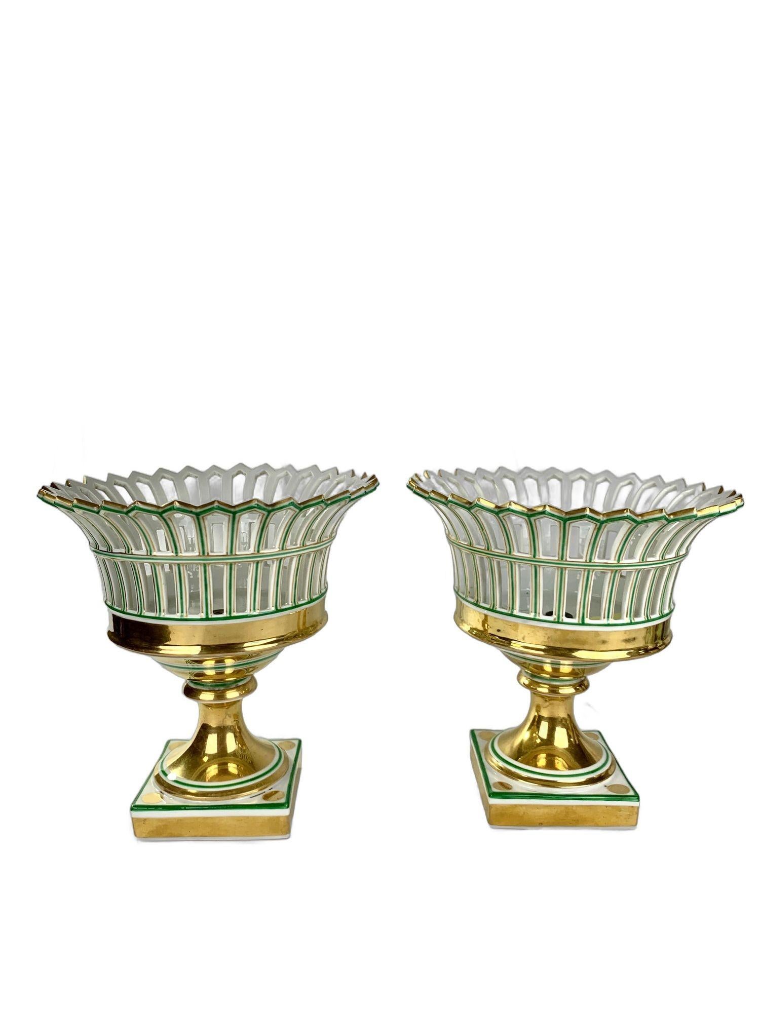 Francese Coppia di cestini in porcellana di Parigi con doratura, Francia, CIRCA 1860 in vendita