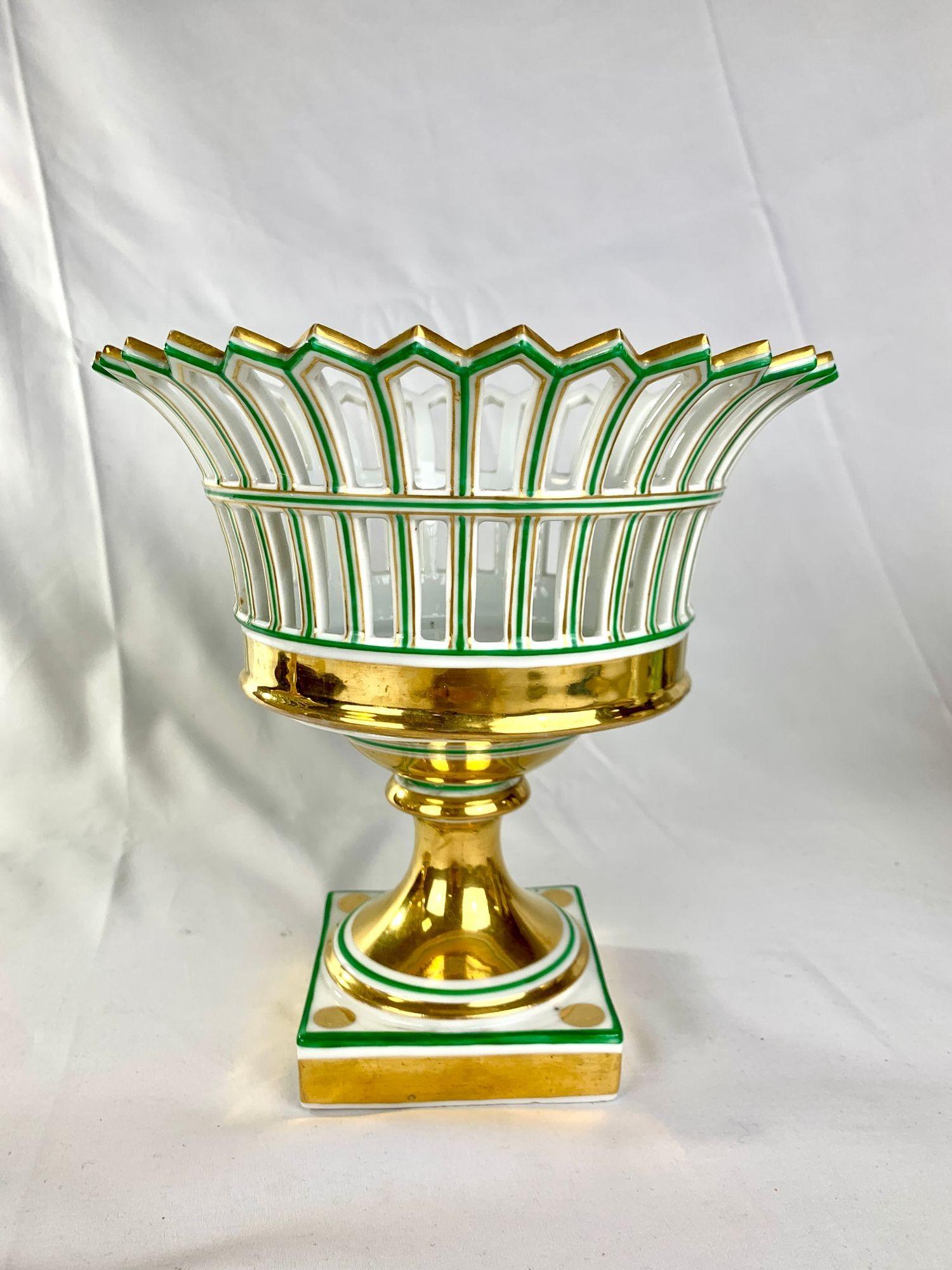 XIX secolo Coppia di cestini in porcellana di Parigi con doratura, Francia, CIRCA 1860 in vendita