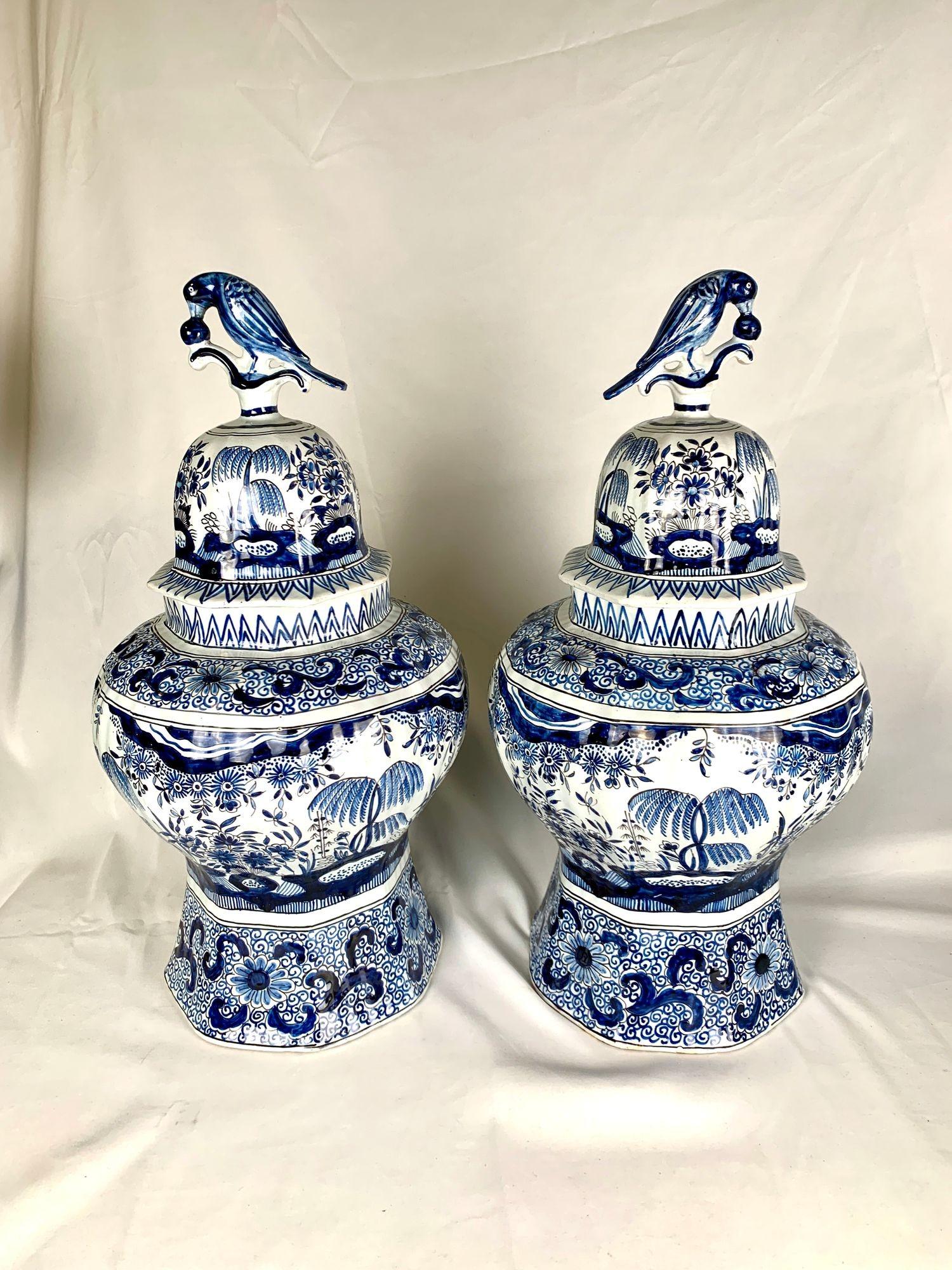 XIX secolo Coppia di grandi vasi olandesi con coperchio Delft blu e bianco CIRCA 1880 in vendita