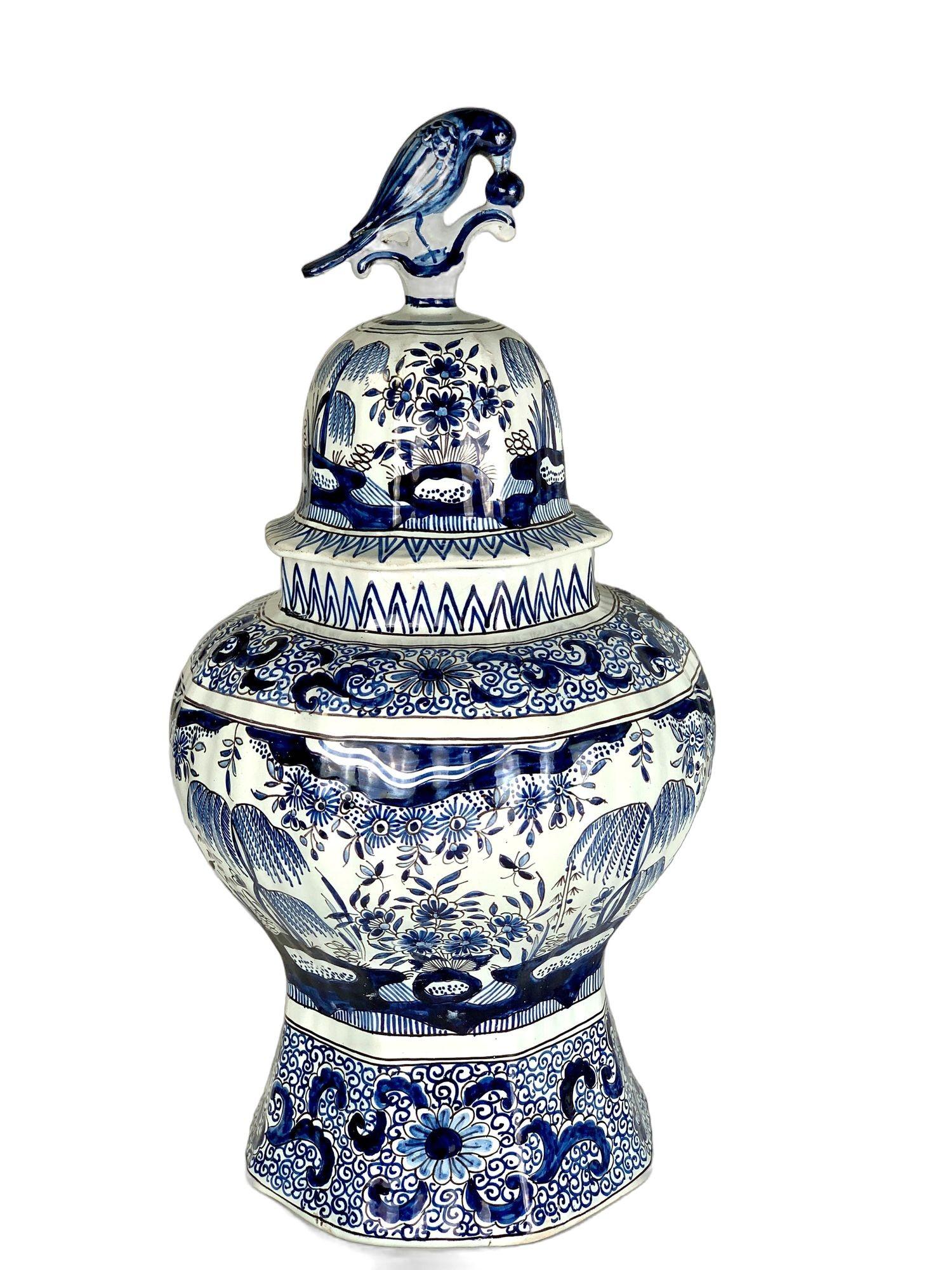 Rococò Coppia di grandi vasi olandesi con coperchio Delft blu e bianco CIRCA 1880 in vendita