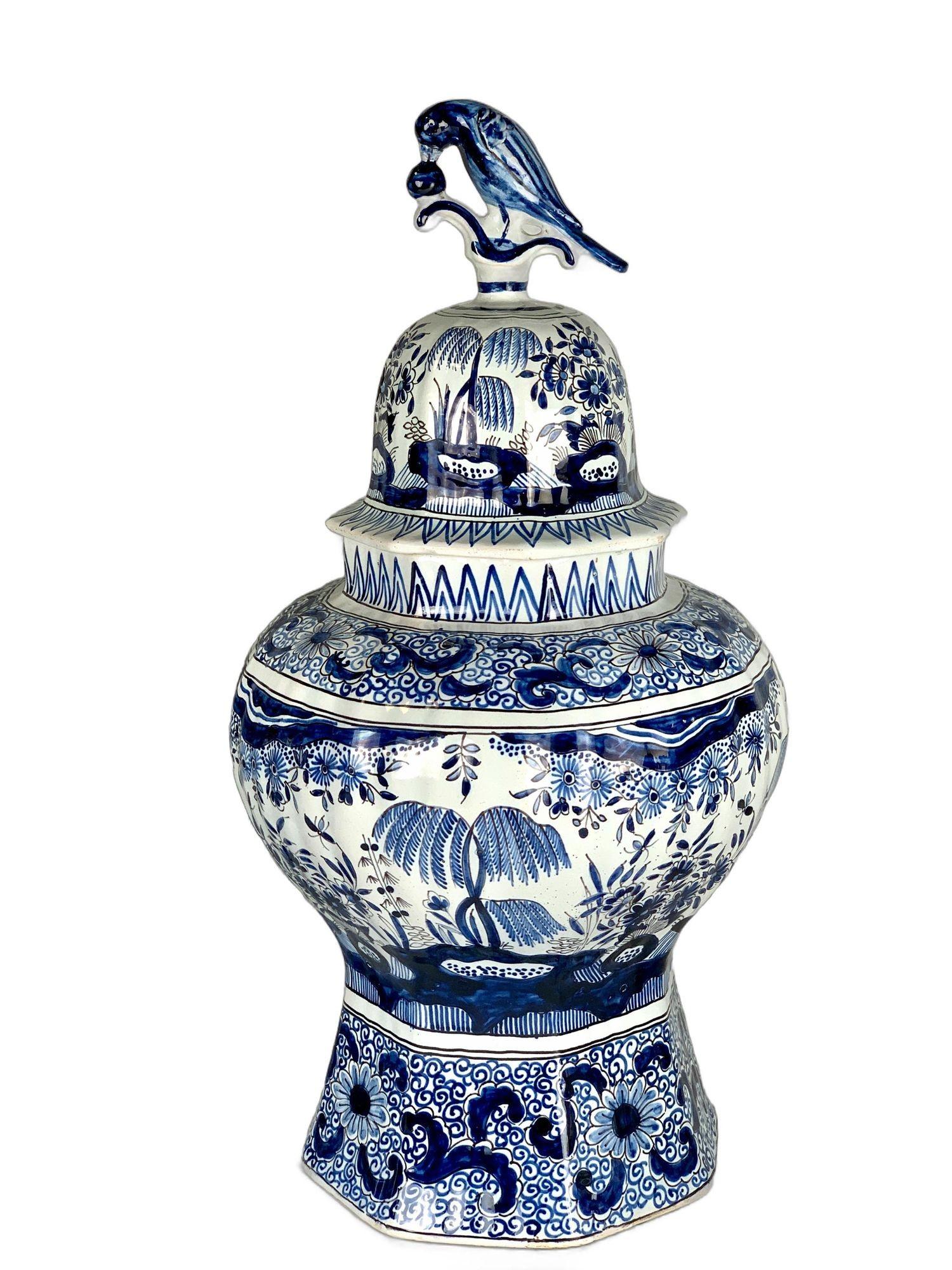 Olandese Coppia di grandi vasi olandesi con coperchio Delft blu e bianco CIRCA 1880 in vendita