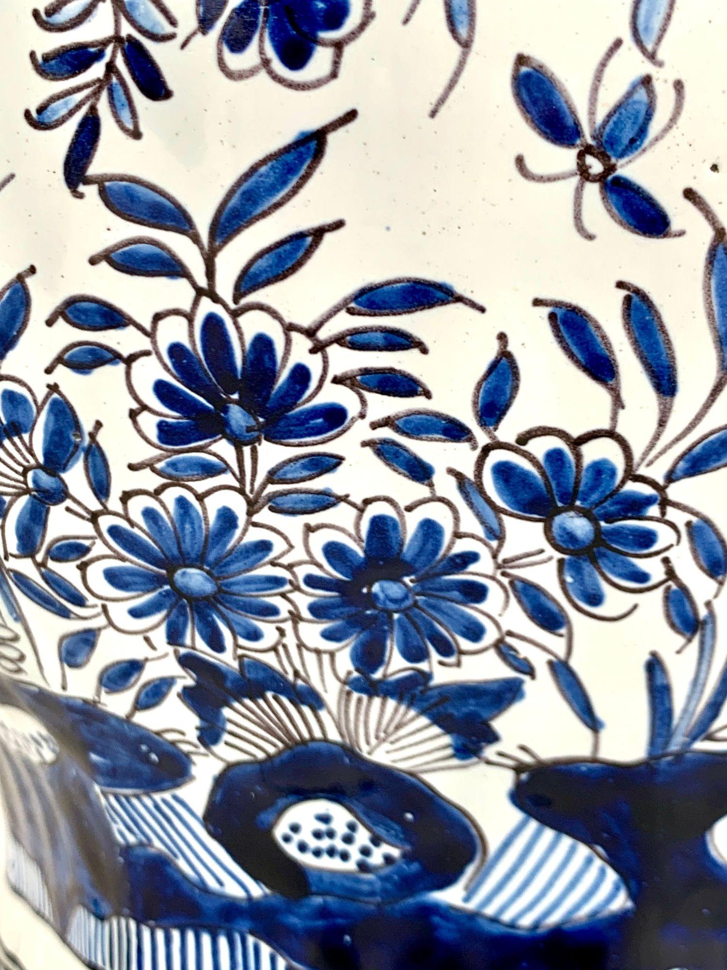 Questa bellissima coppia di grandi vasi Delft olandesi è stata realizzata intorno al 1880 e presenta una decorazione classica in bianco e blu.
La decorazione presenta una scena di giardino continua con alberi stilizzati, rocce ed elementi floreali,