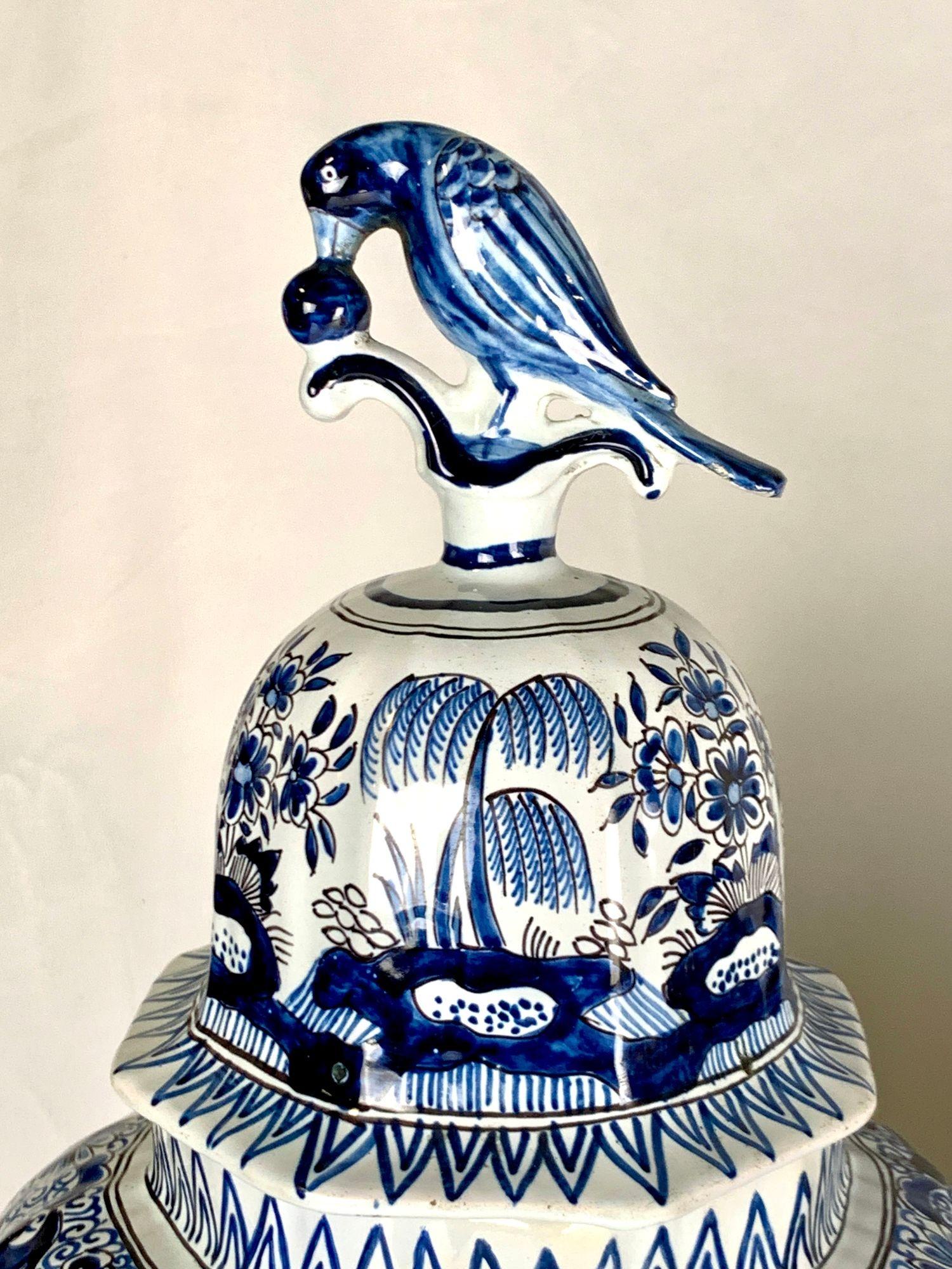 Coppia di grandi vasi olandesi con coperchio Delft blu e bianco CIRCA 1880 in vendita 1