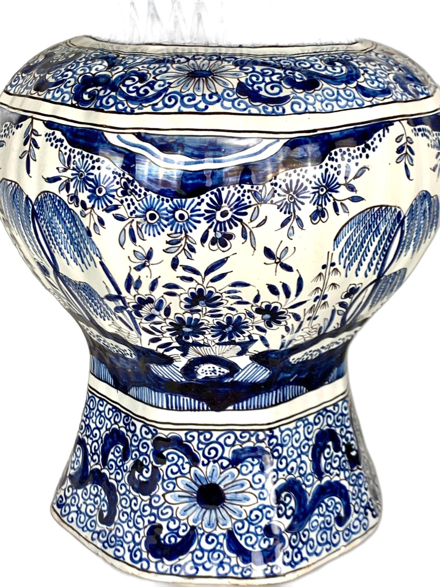 Coppia di grandi vasi olandesi con coperchio Delft blu e bianco CIRCA 1880 In condizioni ottime in vendita a Katonah, NY