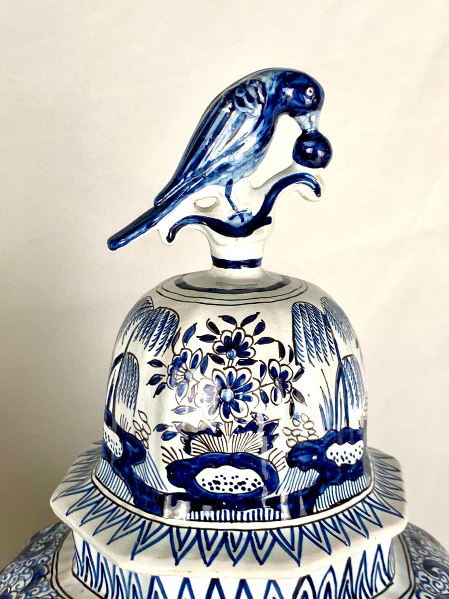 Coppia di grandi vasi olandesi con coperchio Delft blu e bianco CIRCA 1880 in vendita 2