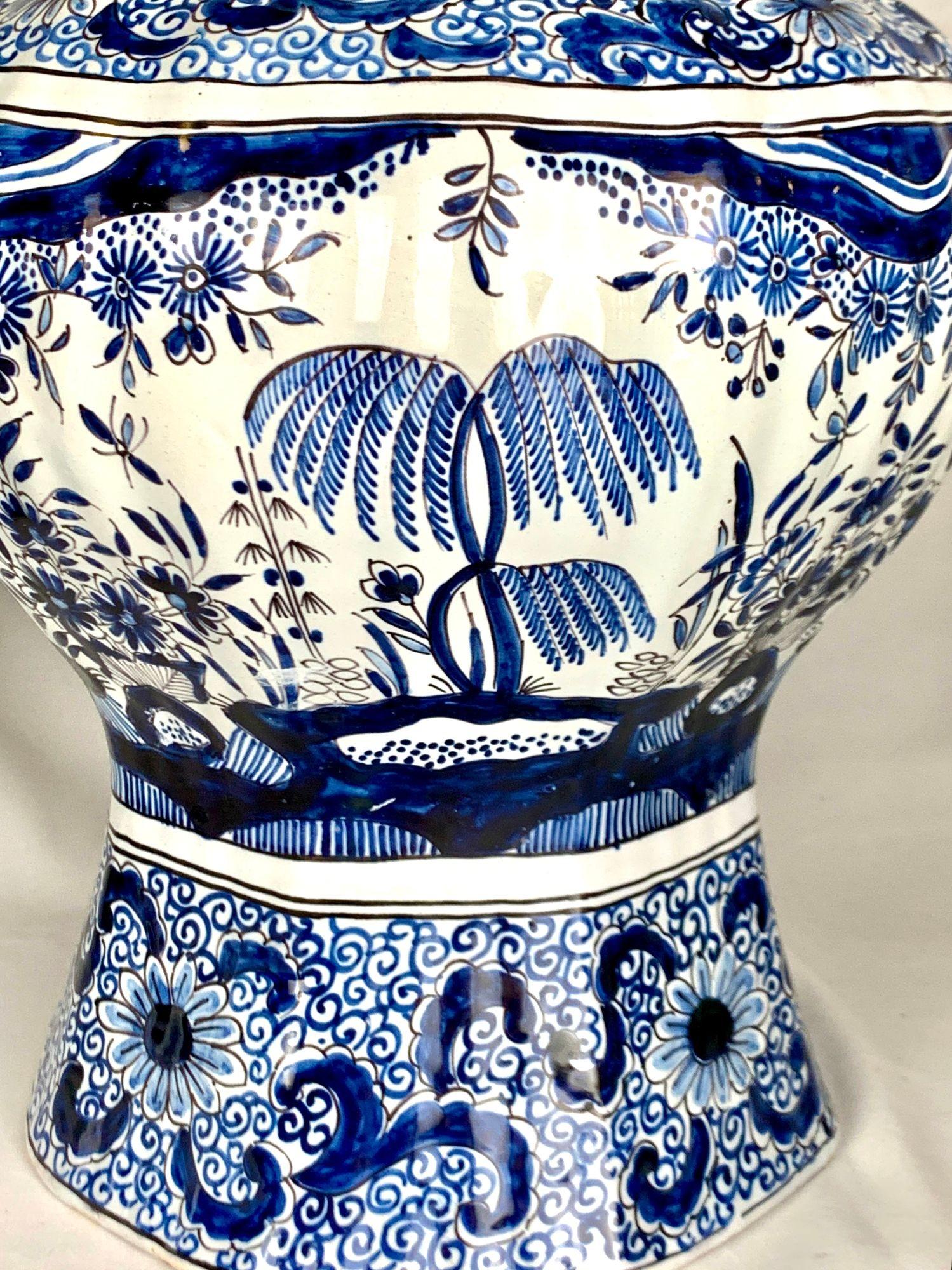 Coppia di grandi vasi olandesi con coperchio Delft blu e bianco CIRCA 1880 in vendita 4