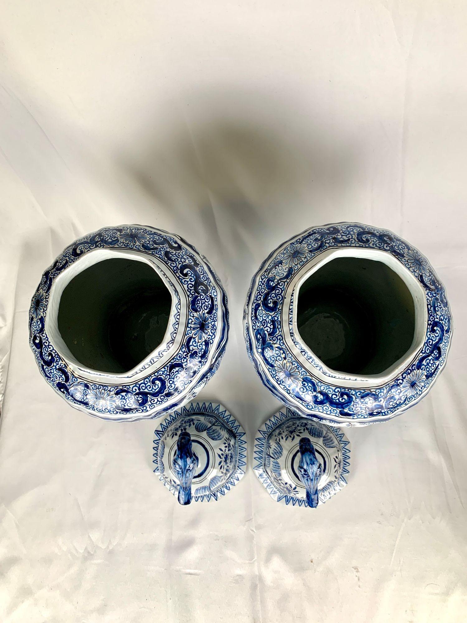 Coppia di grandi vasi olandesi con coperchio Delft blu e bianco CIRCA 1880 in vendita 5