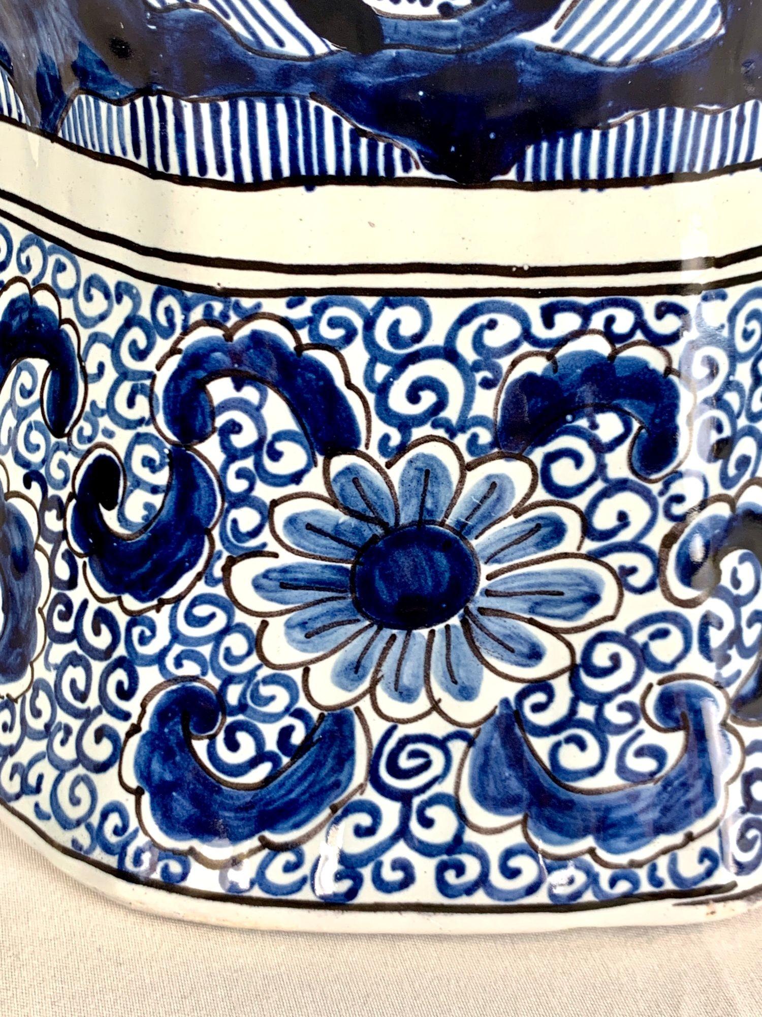Coppia di grandi vasi olandesi con coperchio Delft blu e bianco CIRCA 1880 in vendita 3