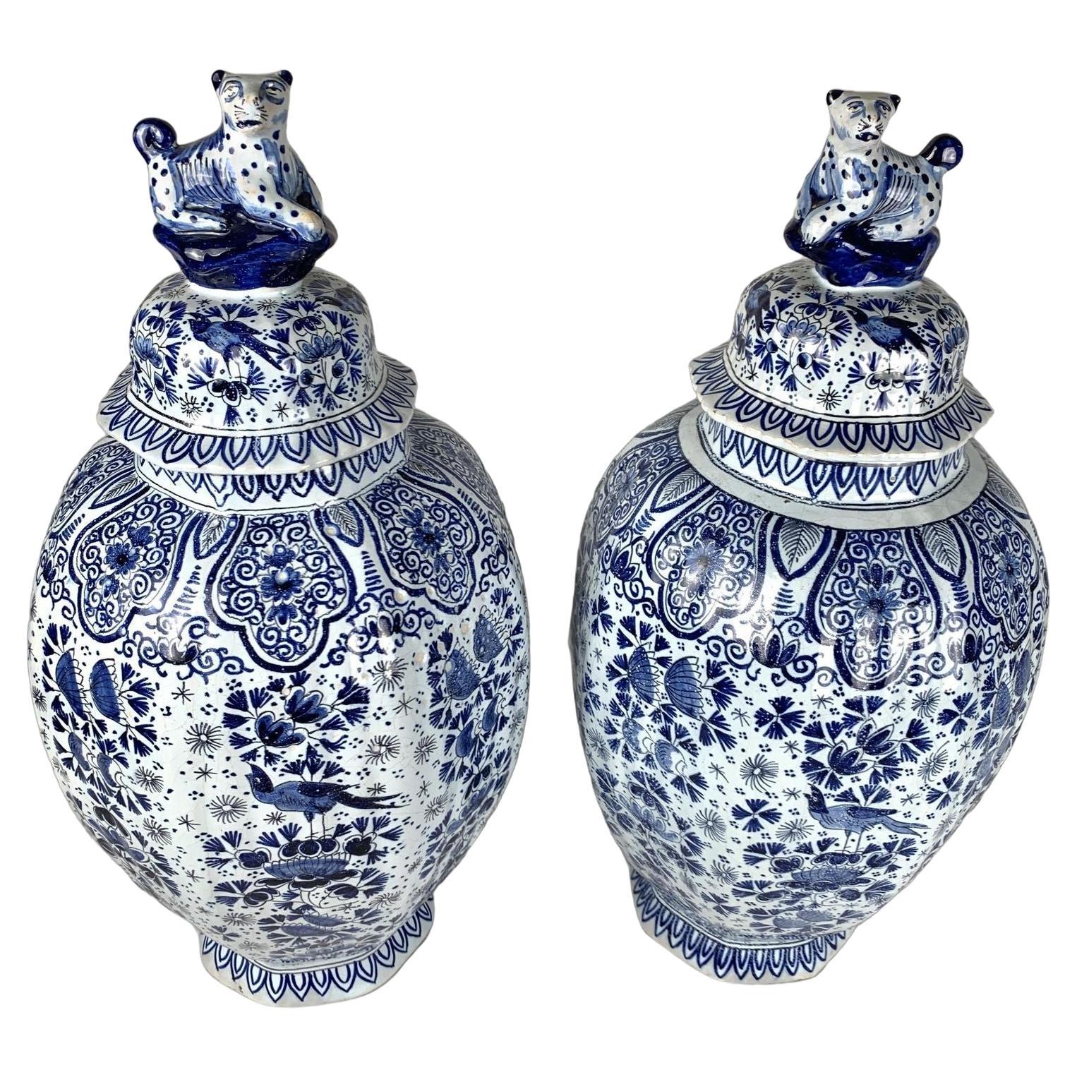 Paar antike holländische Delft-Gläser mit blau-weißem Tausend-Blumen-Muster Ca. 1880