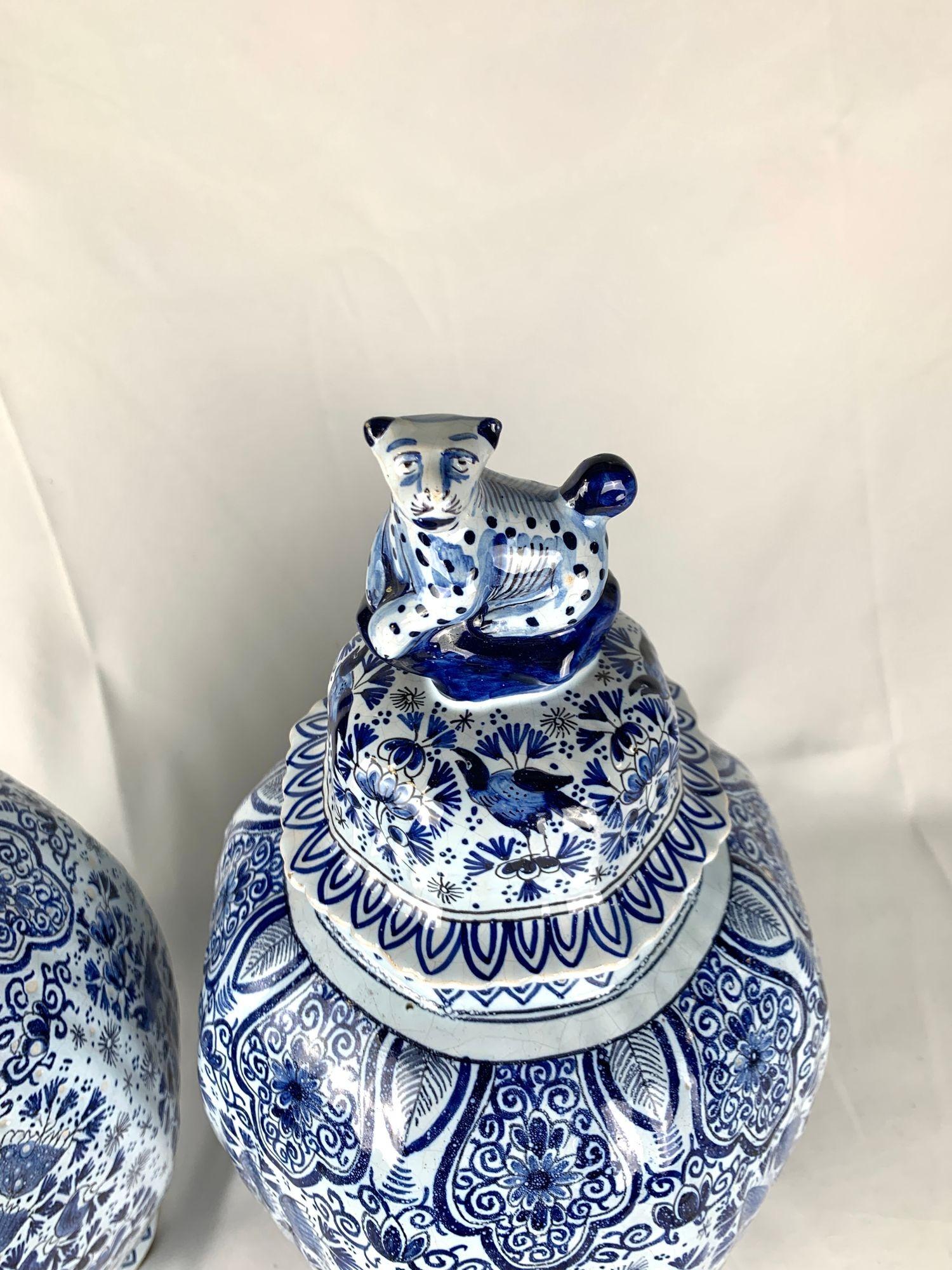 Olandese Coppia di antichi vasi olandesi di Delft con motivo a mille fiori in bianco e blu, 1880 ca. 1880 in vendita