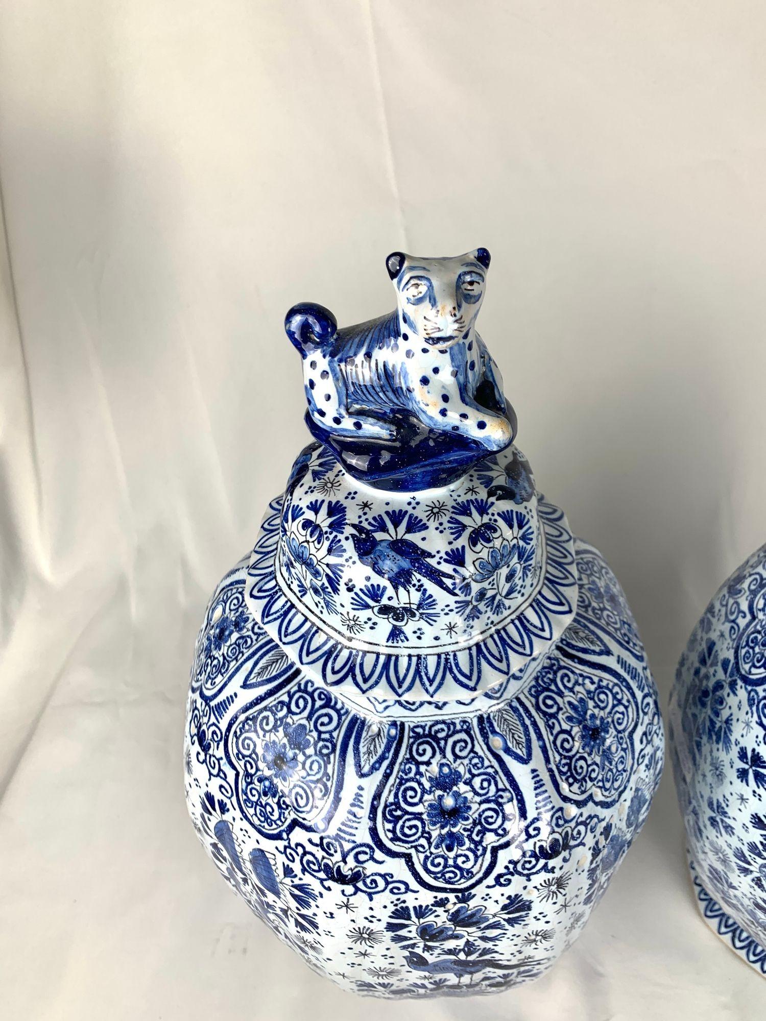 Questa coppia di grandi vasi Delft olandesi, realizzati intorno al 1880, presenta la classica decorazione Delft in bianco e blu con il motivo dei 