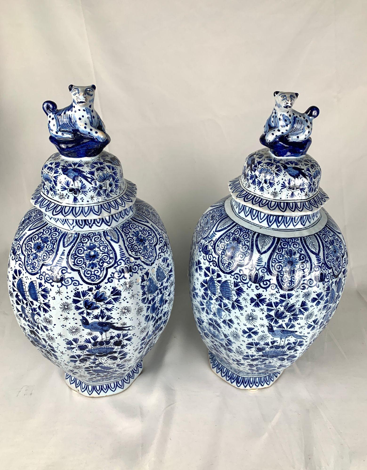 Rococò Coppia di antichi vasi olandesi di Delft con motivo a mille fiori in bianco e blu, 1880 ca. 1880 in vendita