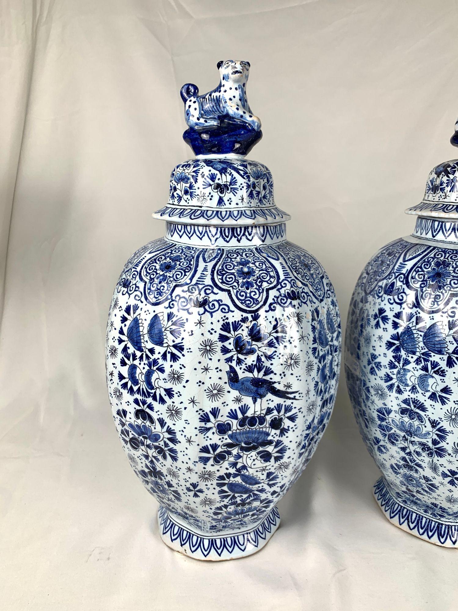 XIX secolo Coppia di antichi vasi olandesi di Delft con motivo a mille fiori in bianco e blu, 1880 ca. 1880 in vendita