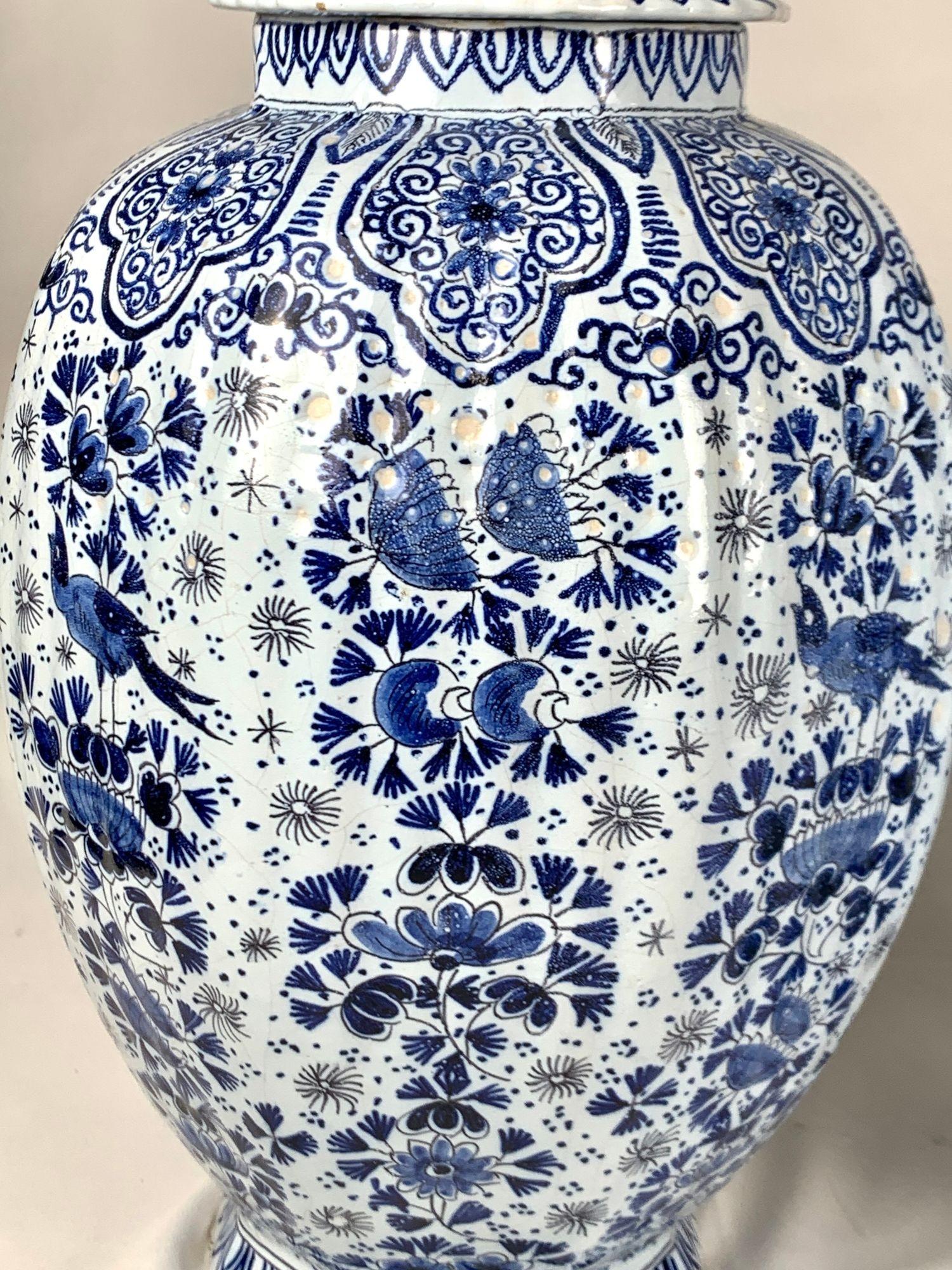 Coppia di antichi vasi olandesi di Delft con motivo a mille fiori in bianco e blu, 1880 ca. 1880 In condizioni buone in vendita a Katonah, NY