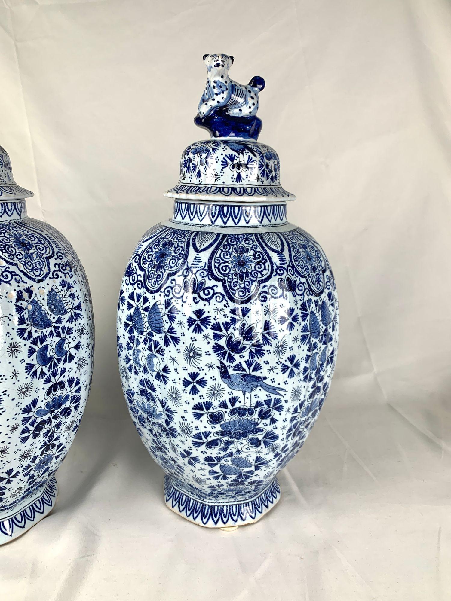 Coppia di antichi vasi olandesi di Delft con motivo a mille fiori in bianco e blu, 1880 ca. 1880 in vendita 1