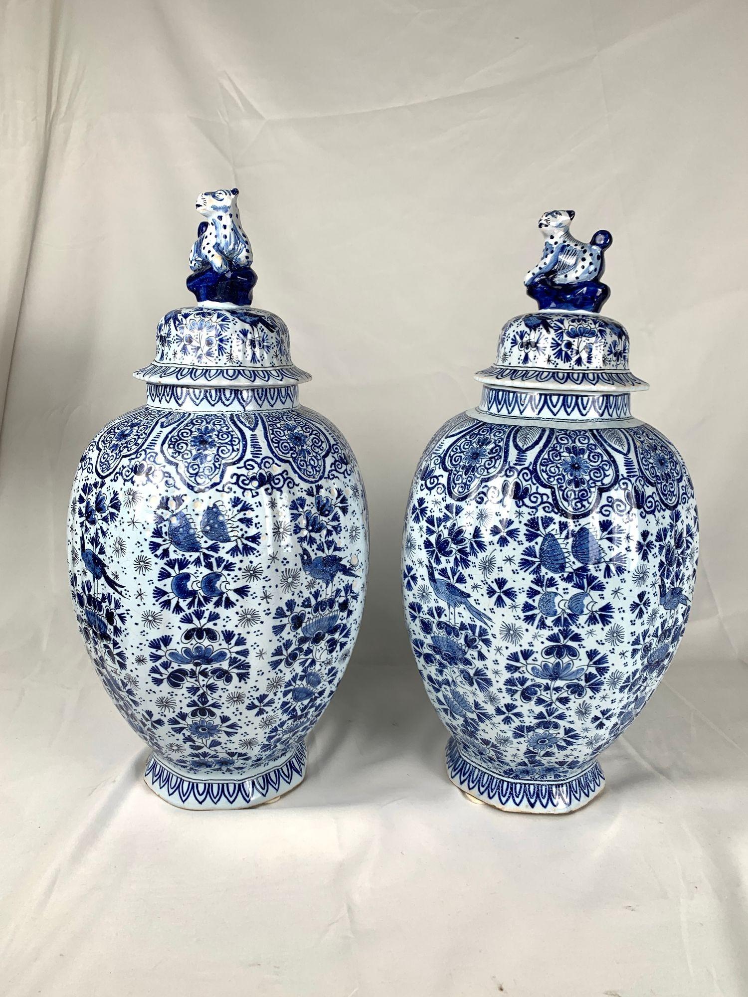 Coppia di antichi vasi olandesi di Delft con motivo a mille fiori in bianco e blu, 1880 ca. 1880 in vendita 4