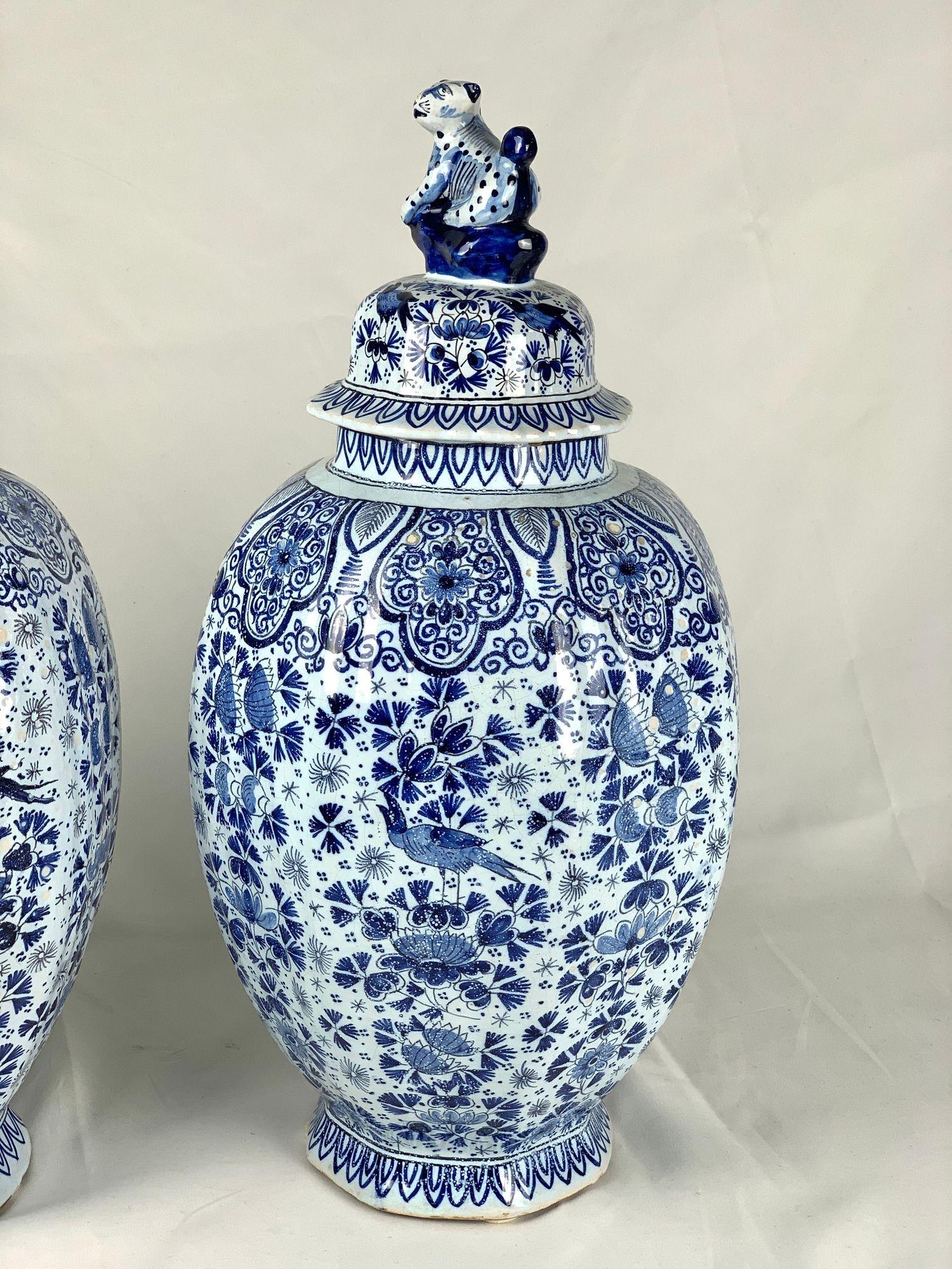 Coppia di antichi vasi olandesi di Delft con motivo a mille fiori in bianco e blu, 1880 ca. 1880 in vendita 6