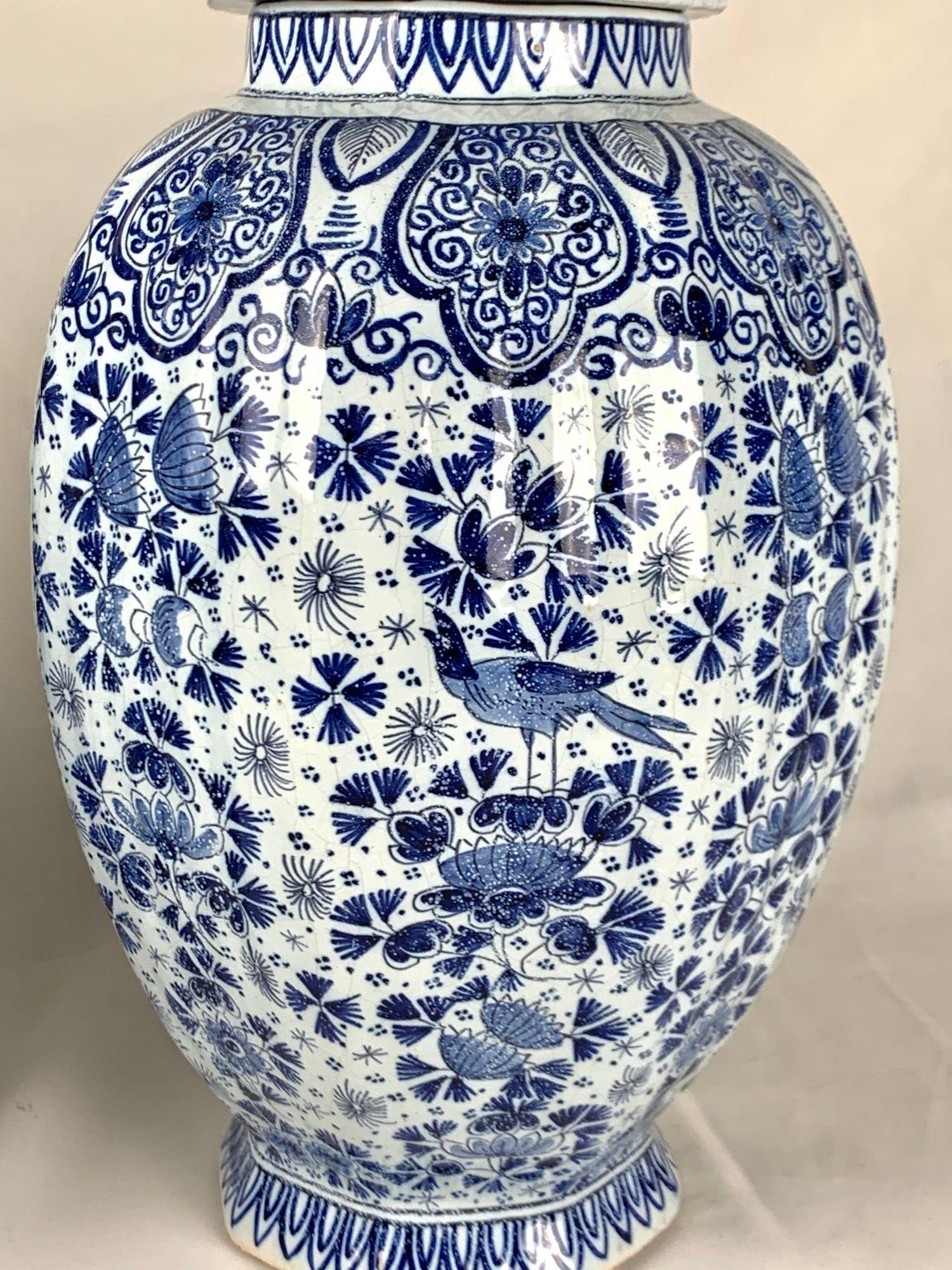 Coppia di antichi vasi olandesi di Delft con motivo a mille fiori in bianco e blu, 1880 ca. 1880 in vendita 3
