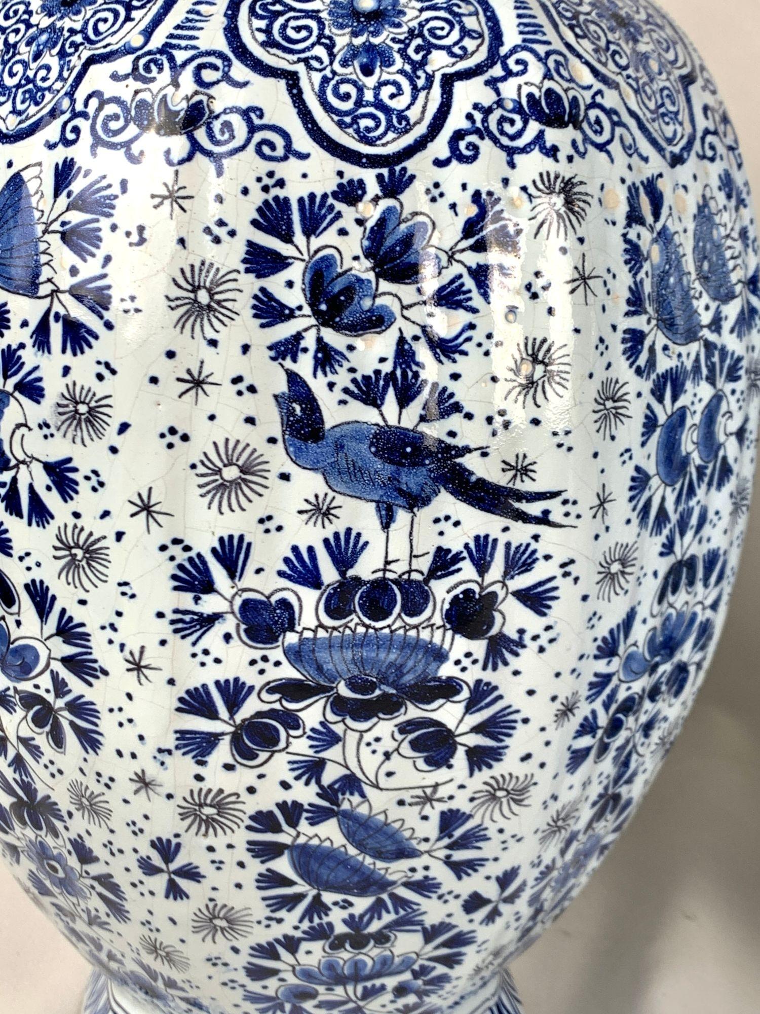 Coppia di antichi vasi olandesi di Delft con motivo a mille fiori in bianco e blu, 1880 ca. 1880 in vendita 2